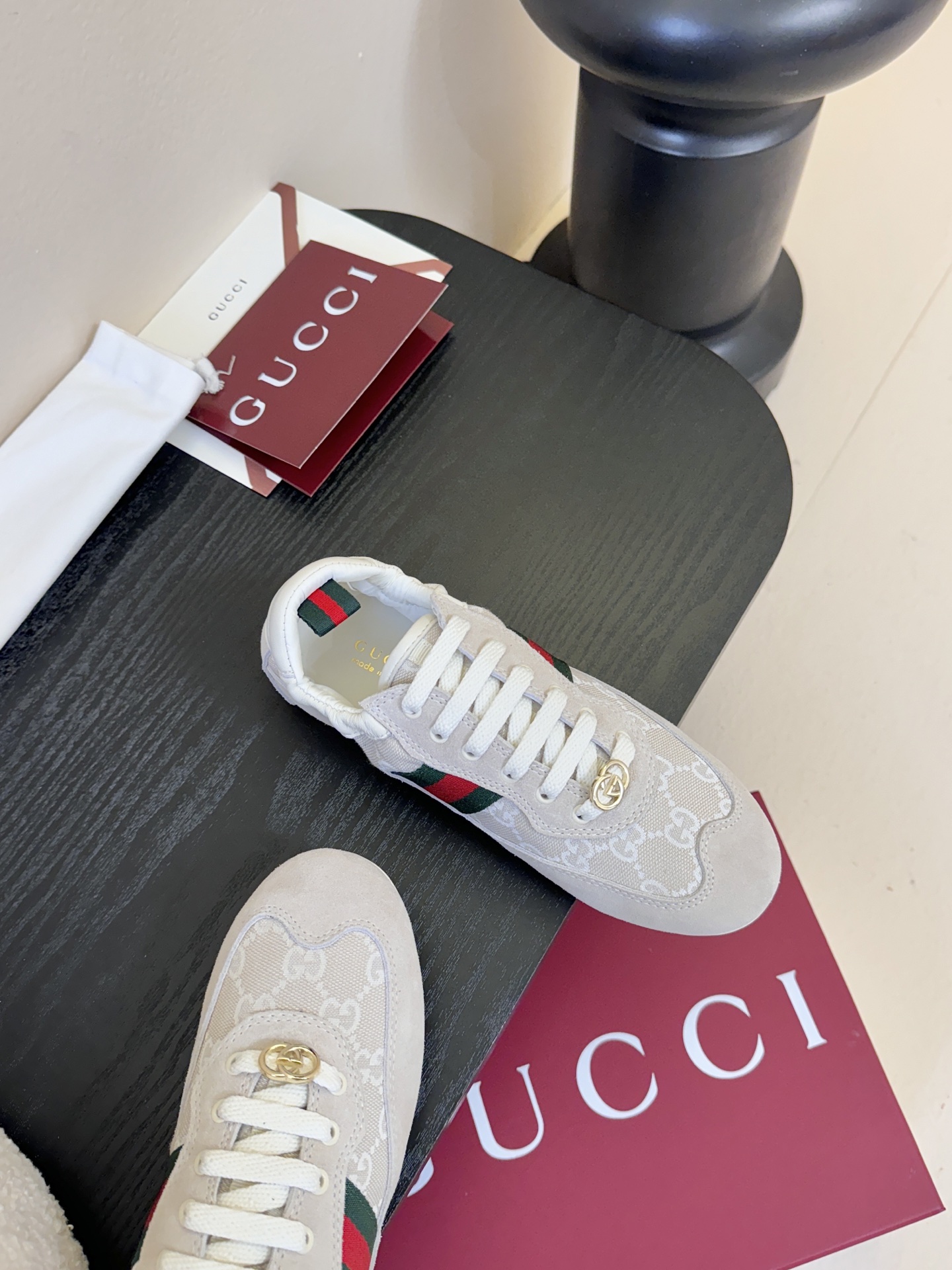 GUCC* 25ss复古运动鞋系列鞋身融合网眼布+麂皮材质，轻盈透气且质感高级；侧边标志性的红绿织带与鞋