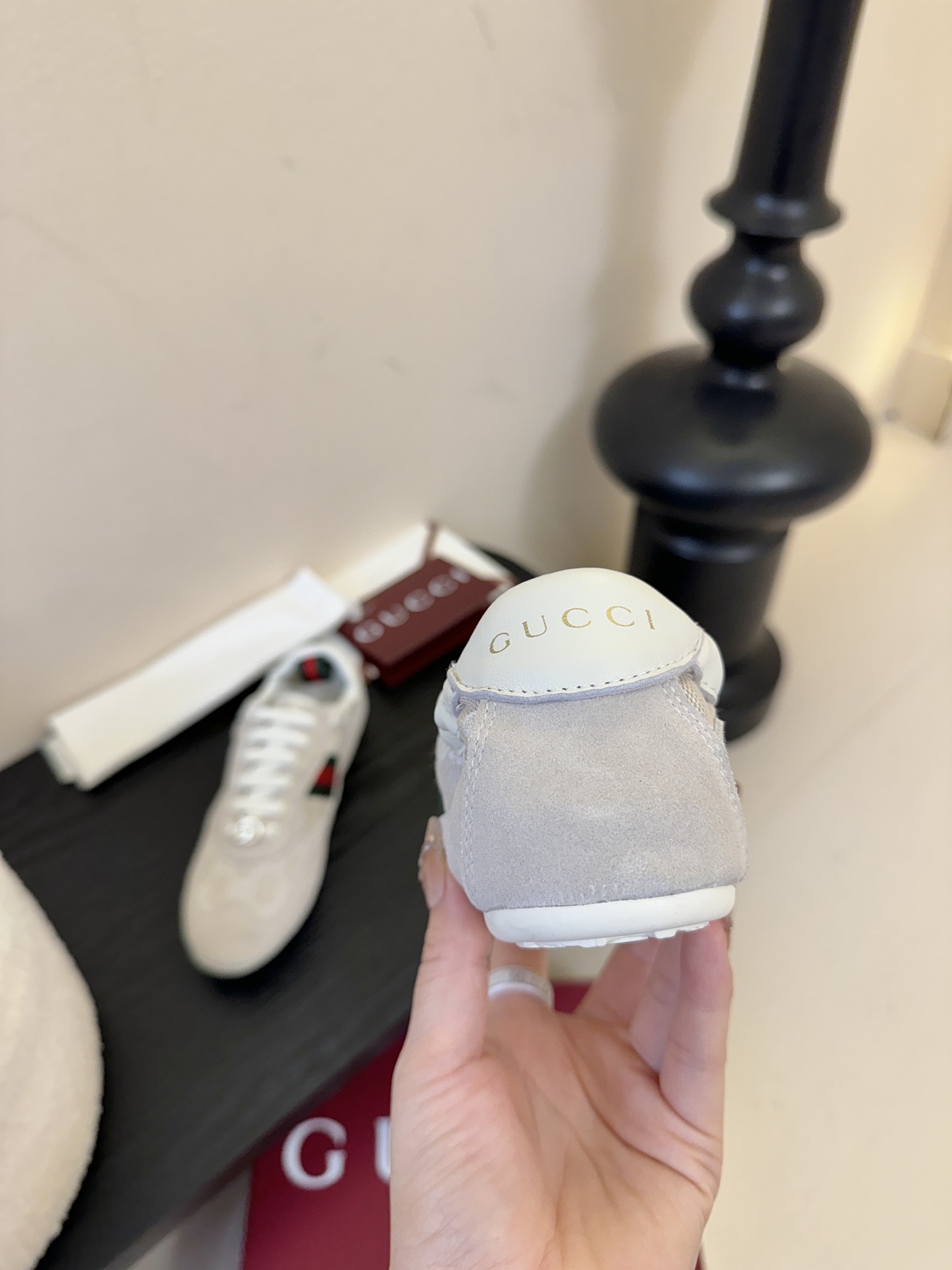 GUCC* 25ss复古运动鞋系列鞋身融合网眼布+麂皮材质，轻盈透气且质感高级；侧边标志性的红绿织带与鞋