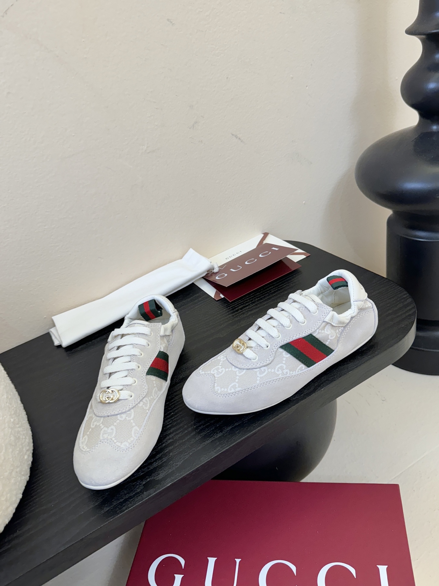 GUCC* 25ss复古运动鞋系列鞋身融合网眼布+麂皮材质，轻盈透气且质感高级；侧边标志性的红绿织带与鞋