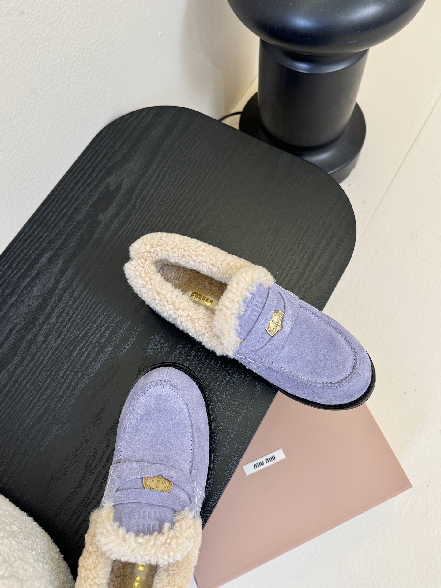 Miu Miu缪缪秋冬最新款钱币乐福鞋 毛毛鞋 超多明星时尚博主种草 毛茸茸的看着就暖和 新出的‘小钱币
