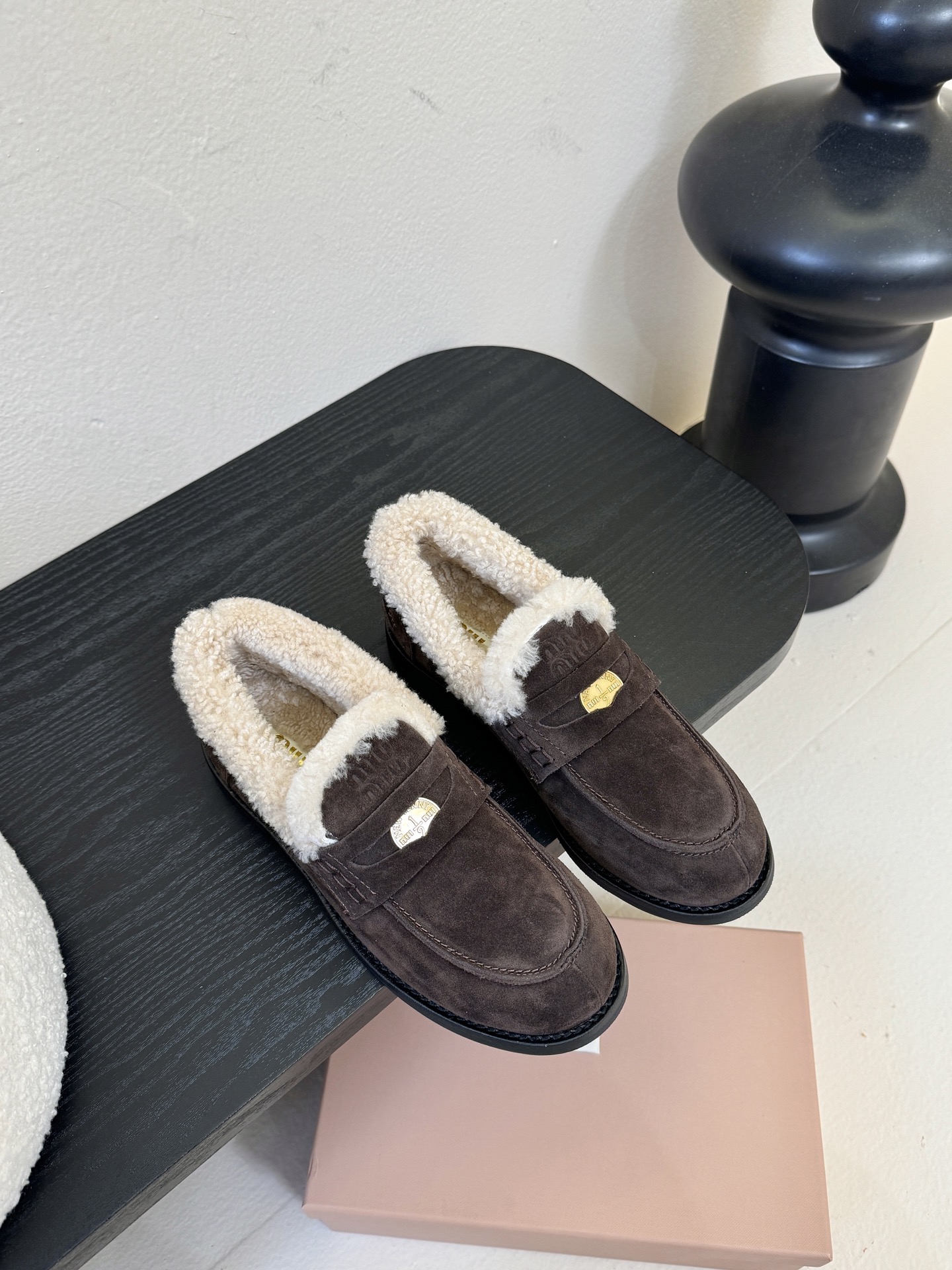 Miu Miu缪缪秋冬最新款钱币乐福鞋 毛毛鞋 超多明星时尚博主种草 毛茸茸的看着就暖和 新出的‘小钱币