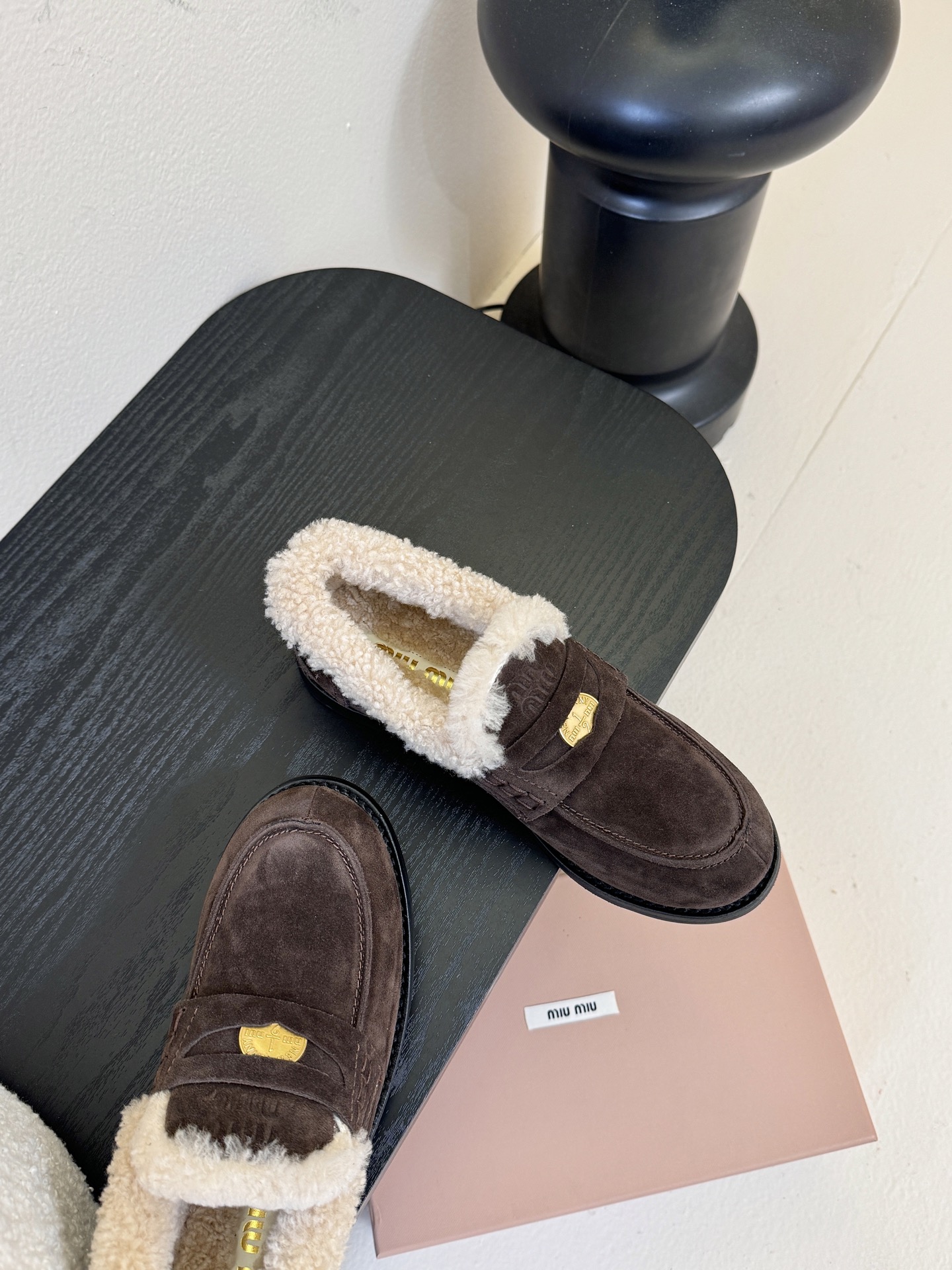 Miu Miu缪缪秋冬最新款钱币乐福鞋 毛毛鞋 超多明星时尚博主种草 毛茸茸的看着就暖和 新出的‘小钱币
