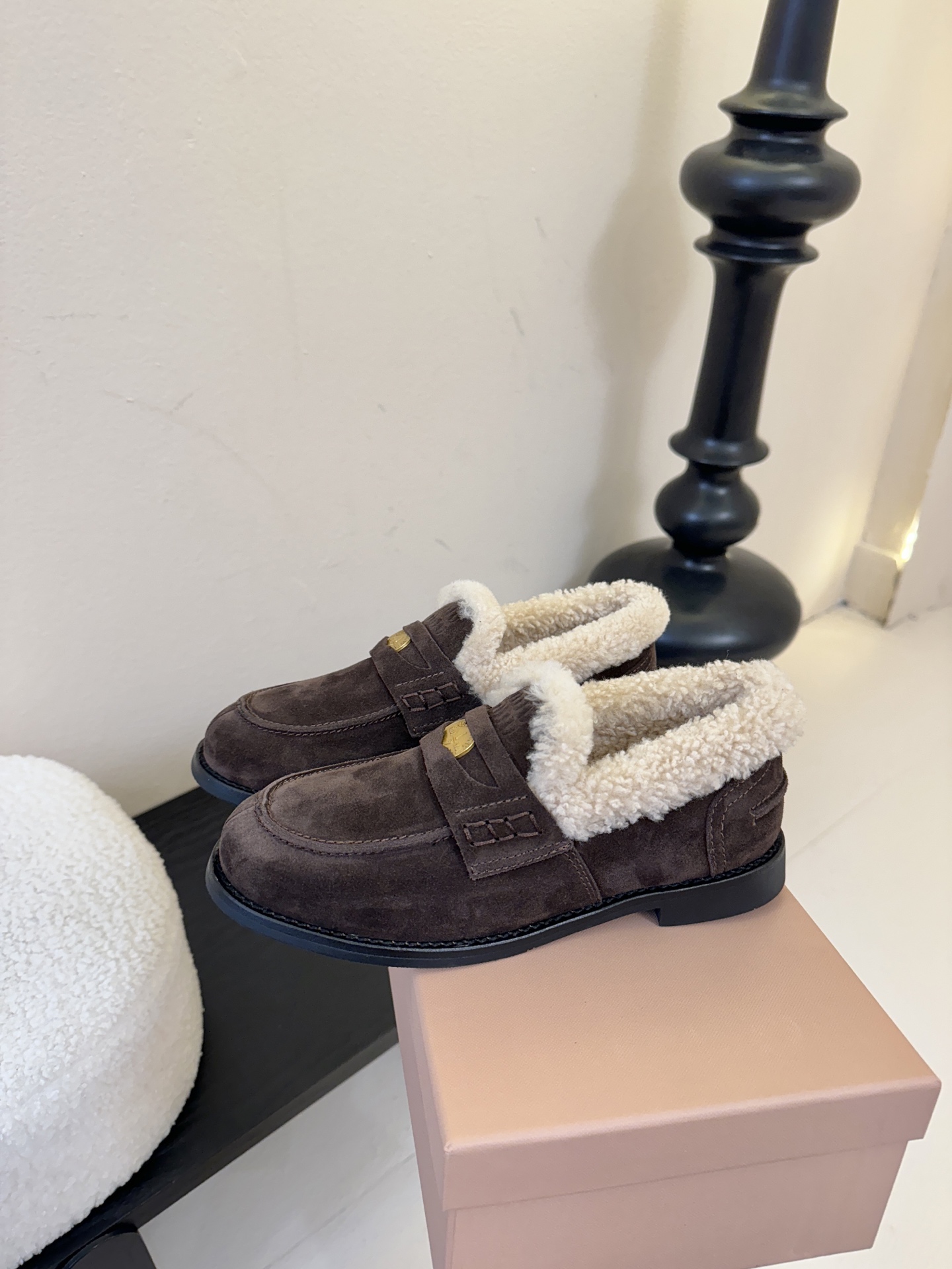 Miu Miu缪缪秋冬最新款钱币乐福鞋 毛毛鞋 超多明星时尚博主种草 毛茸茸的看着就暖和 新出的‘小钱币