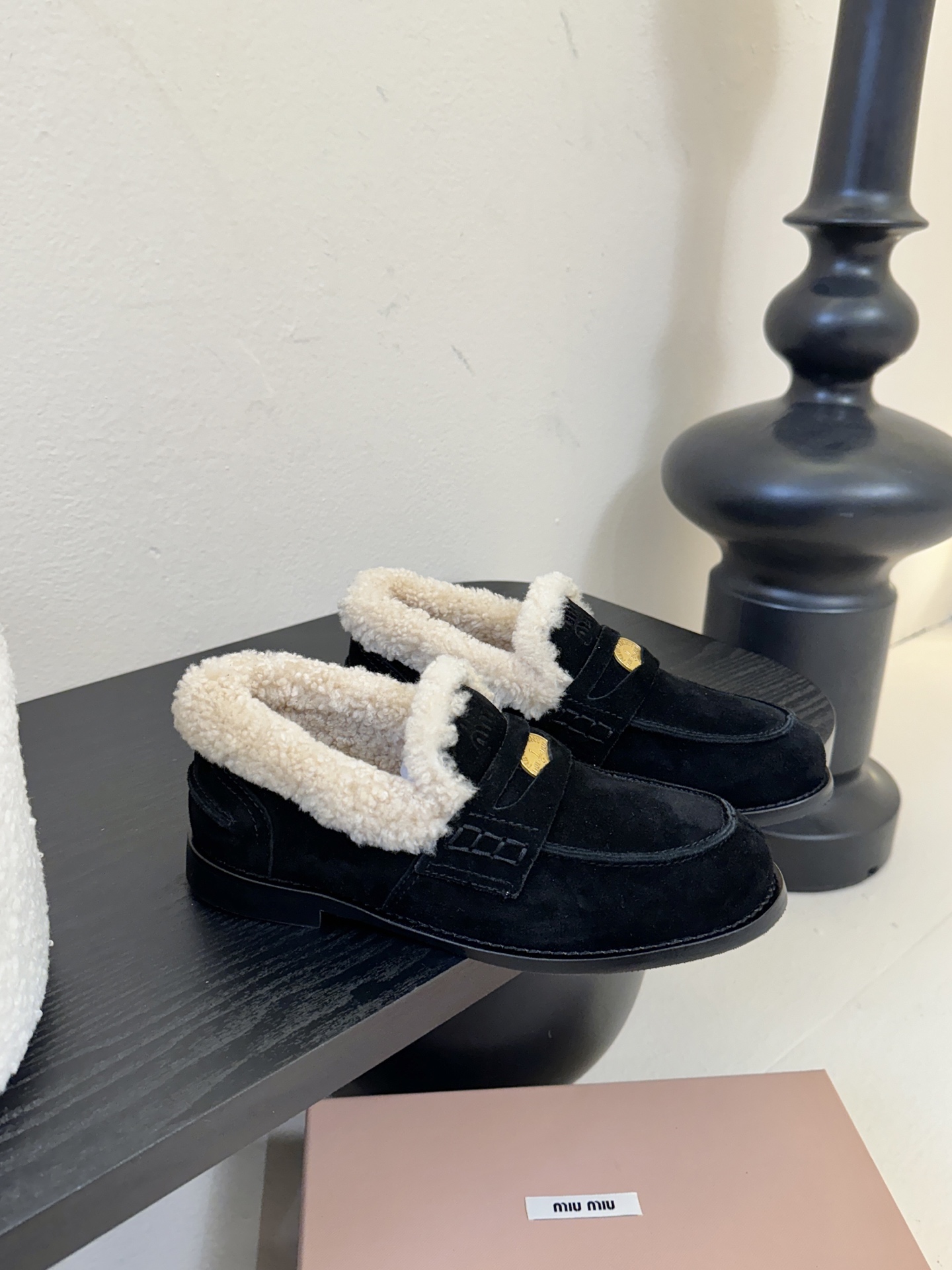 Miu Miu缪缪秋冬最新款钱币乐福鞋 毛毛鞋 超多明星时尚博主种草 毛茸茸的看着就暖和 新出的‘小钱币