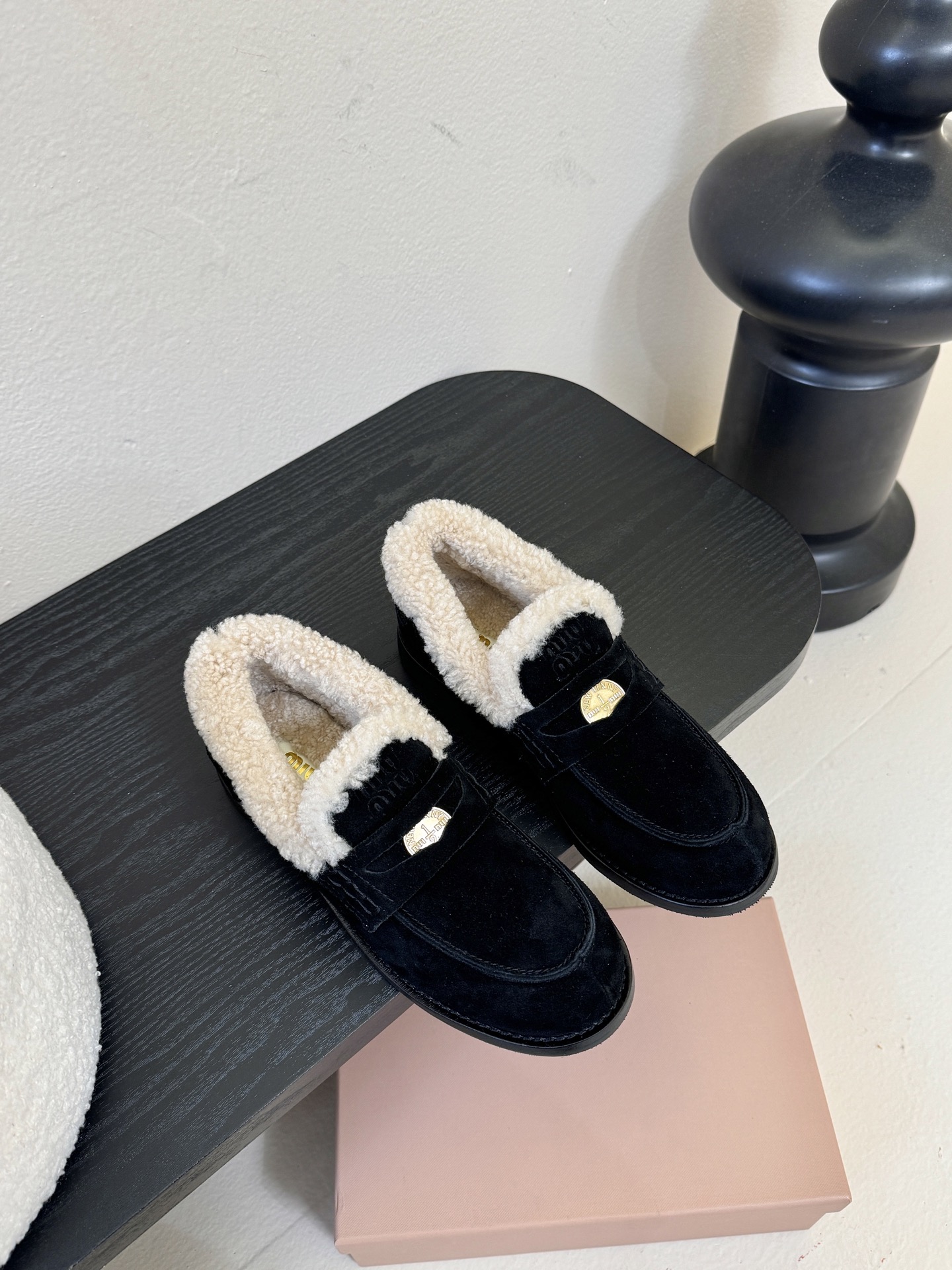 Miu Miu缪缪秋冬最新款钱币乐福鞋 毛毛鞋 超多明星时尚博主种草 毛茸茸的看着就暖和 新出的‘小钱币