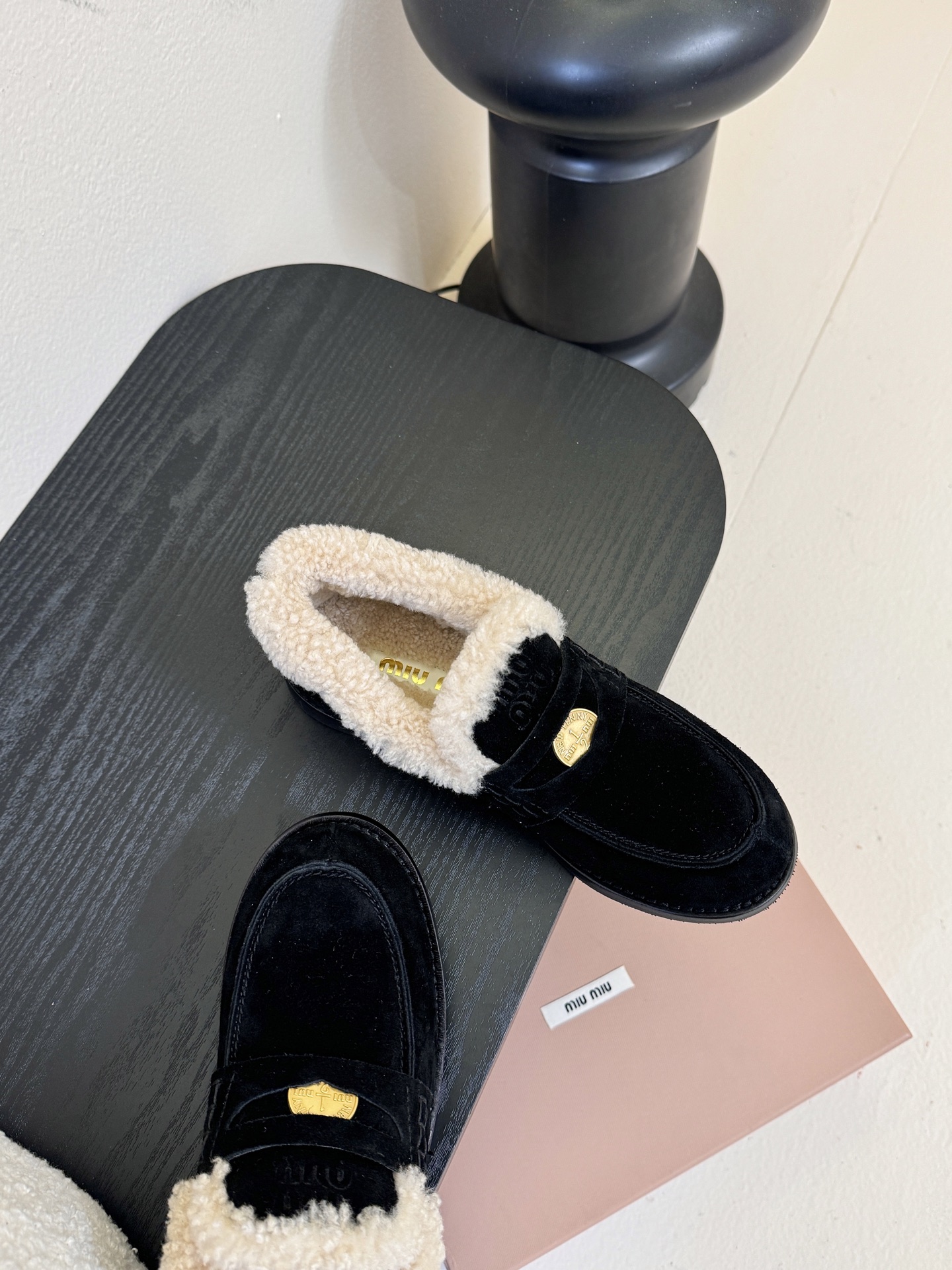 Miu Miu缪缪秋冬最新款钱币乐福鞋 毛毛鞋 超多明星时尚博主种草 毛茸茸的看着就暖和 新出的‘小钱币