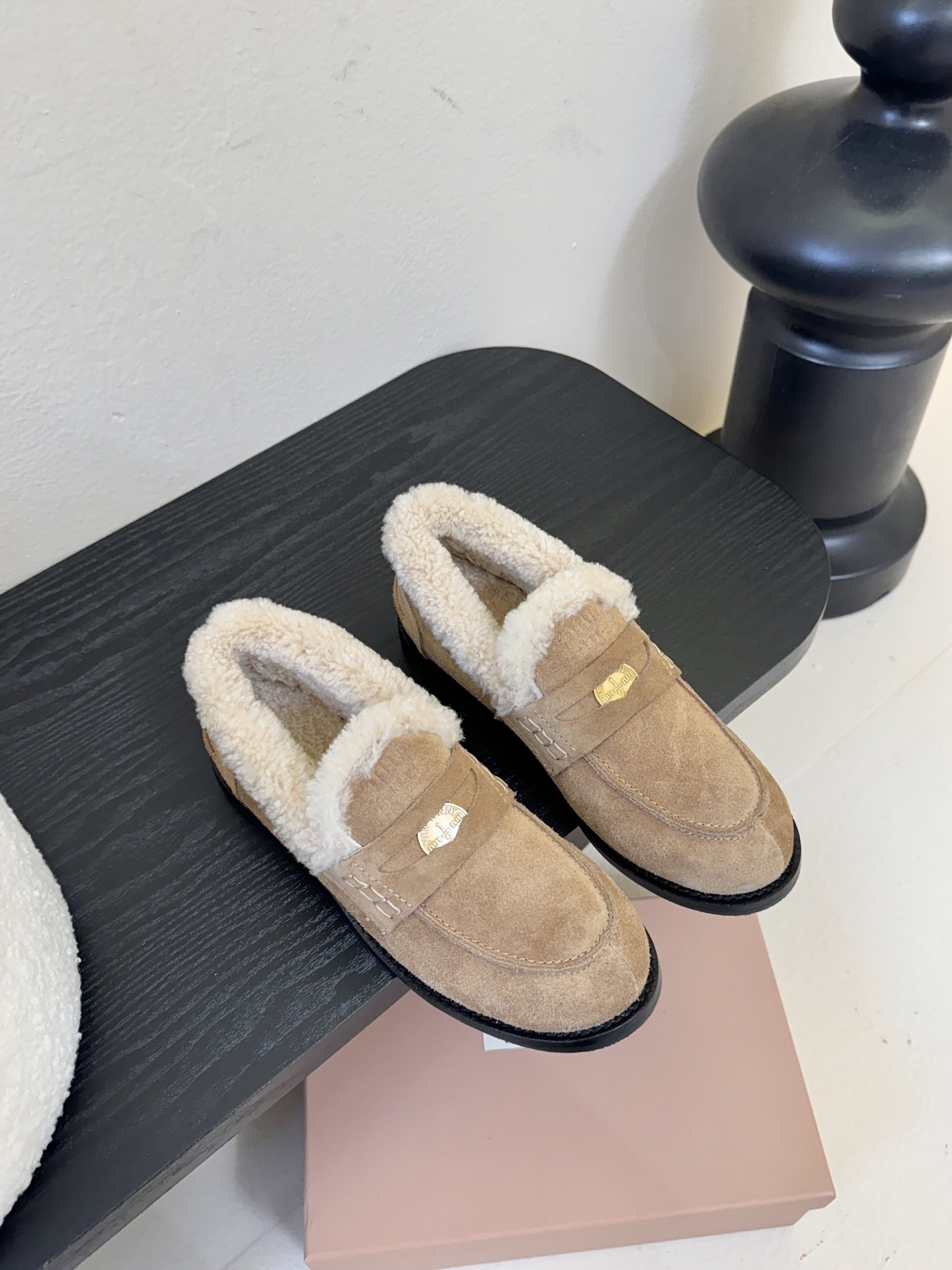 Miu Miu缪缪秋冬最新款钱币乐福鞋 毛毛鞋 超多明星时尚博主种草 毛茸茸的看着就暖和 新出的‘小钱币