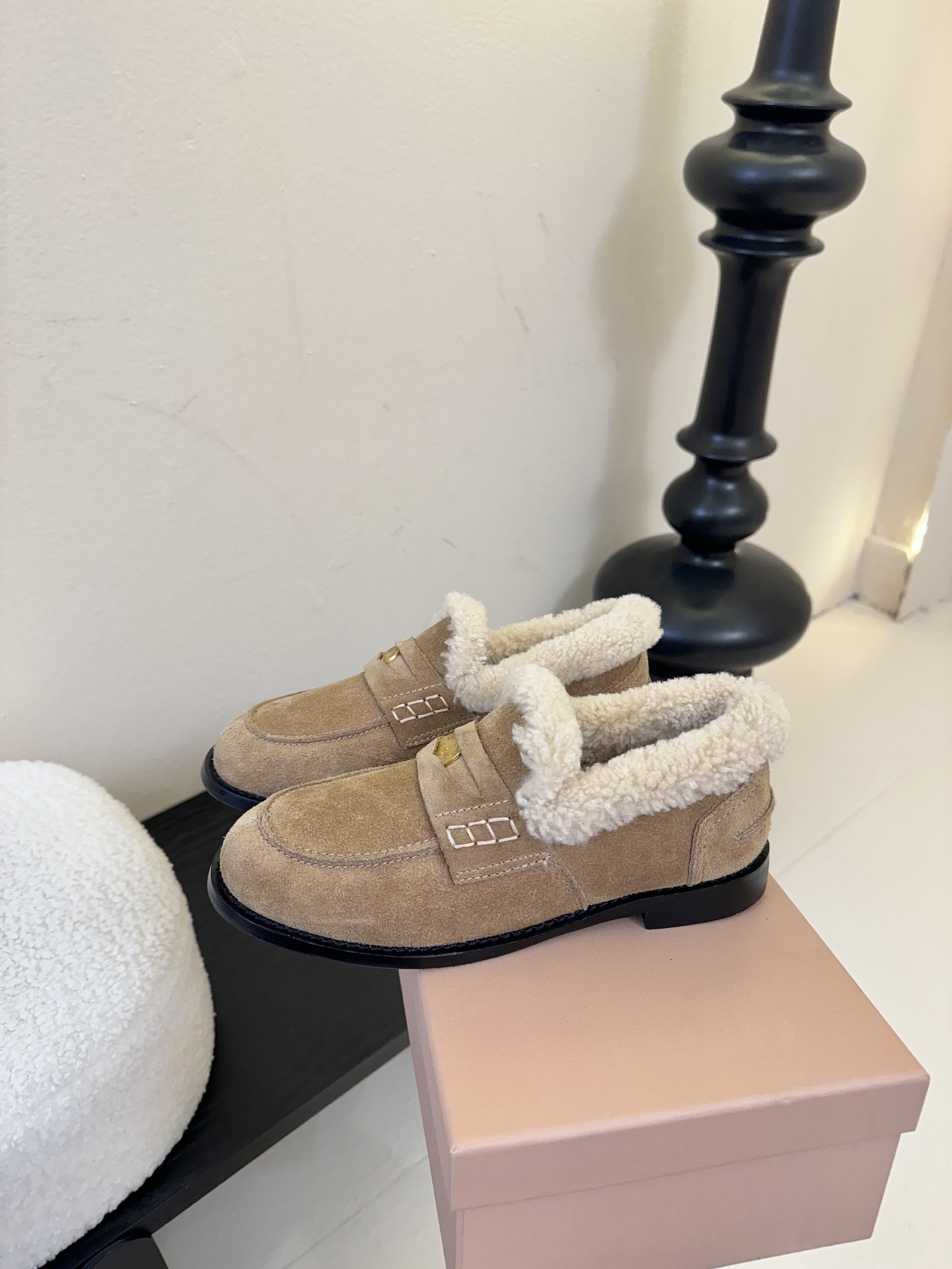 Miu Miu缪缪秋冬最新款钱币乐福鞋 毛毛鞋 超多明星时尚博主种草 毛茸茸的看着就暖和 新出的‘小钱币