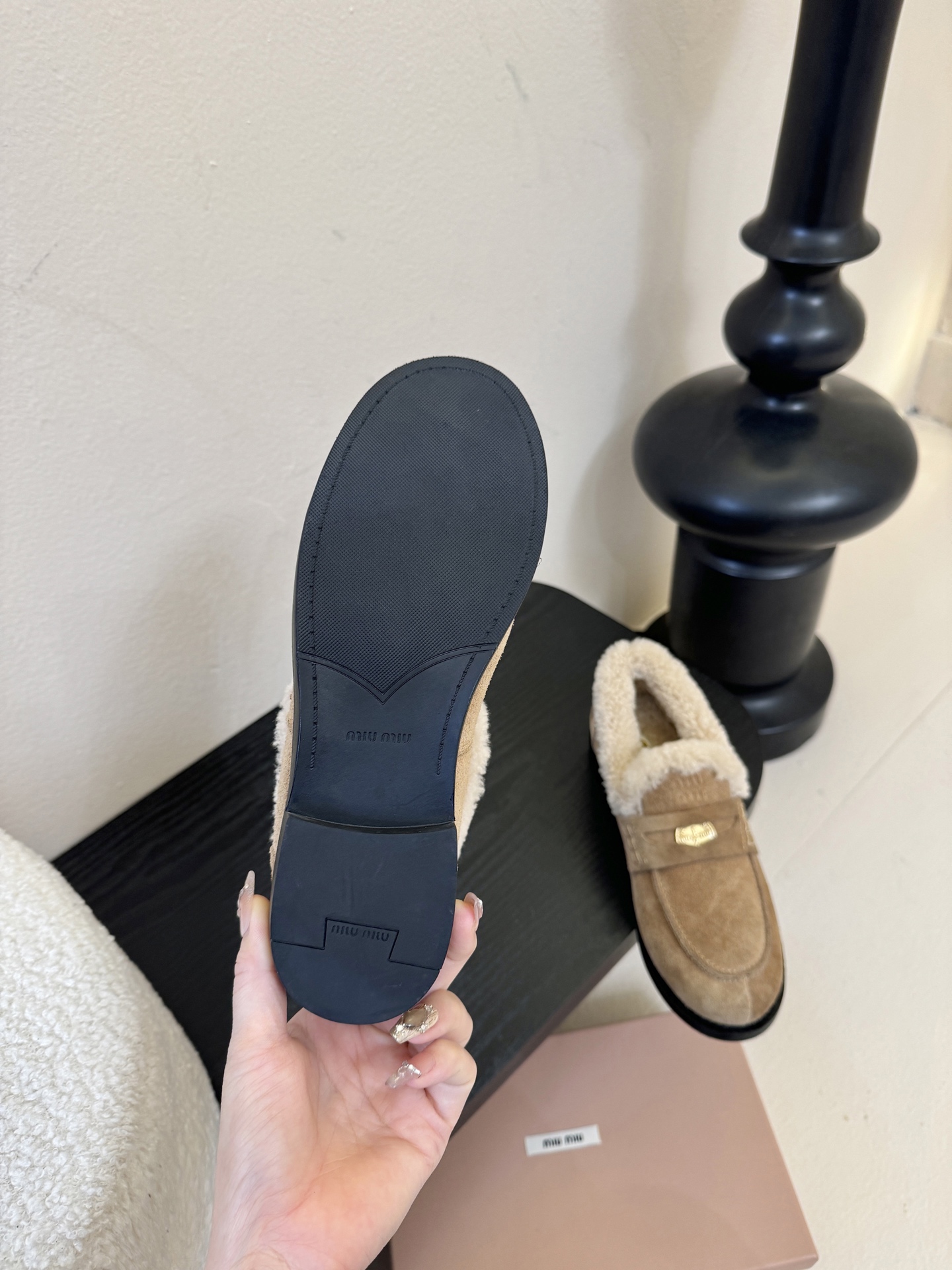 Miu Miu缪缪秋冬最新款钱币乐福鞋 毛毛鞋 超多明星时尚博主种草 毛茸茸的看着就暖和 新出的‘小钱币