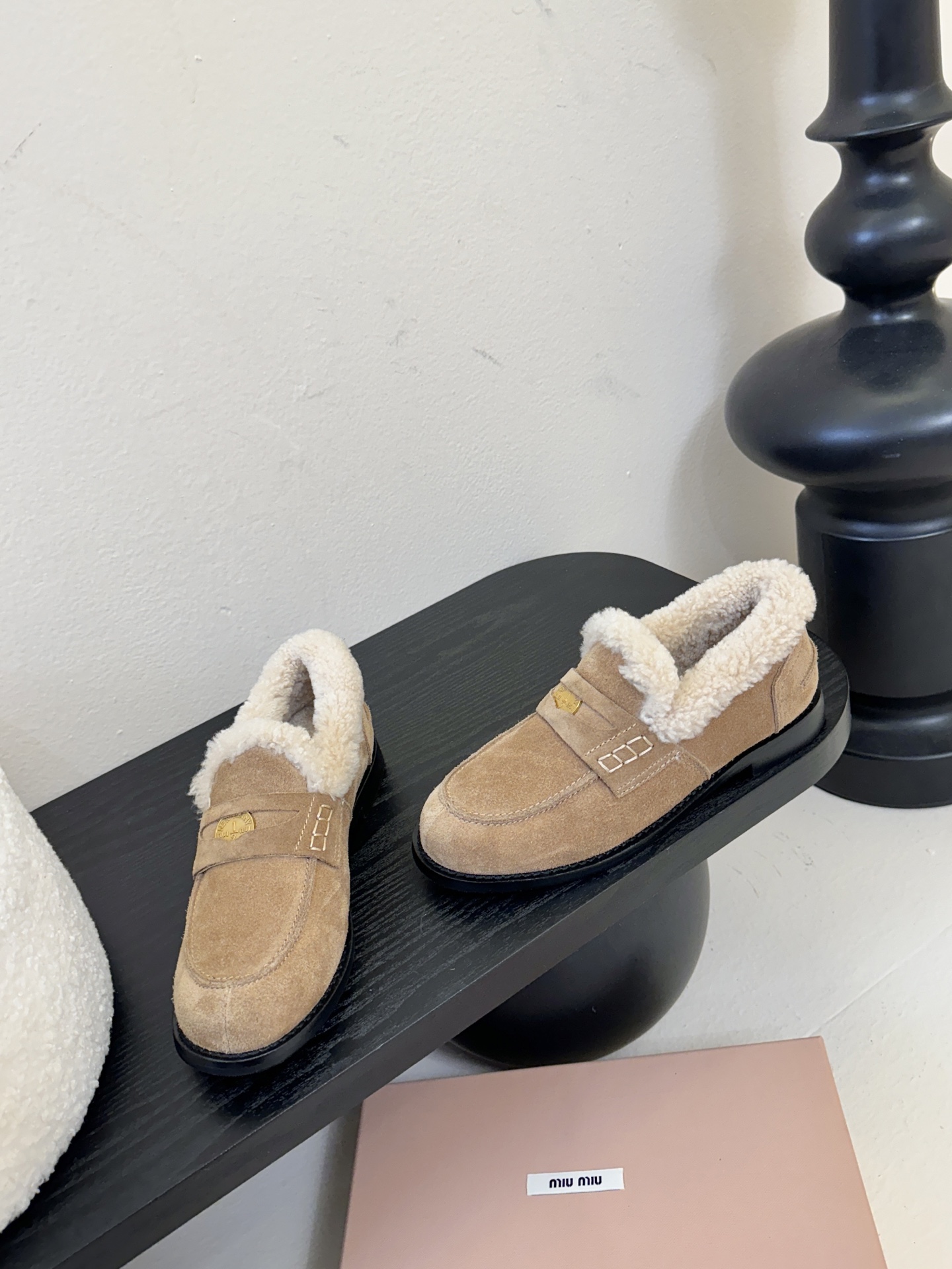 Miu Miu缪缪秋冬最新款钱币乐福鞋 毛毛鞋 超多明星时尚博主种草 毛茸茸的看着就暖和 新出的‘小钱币