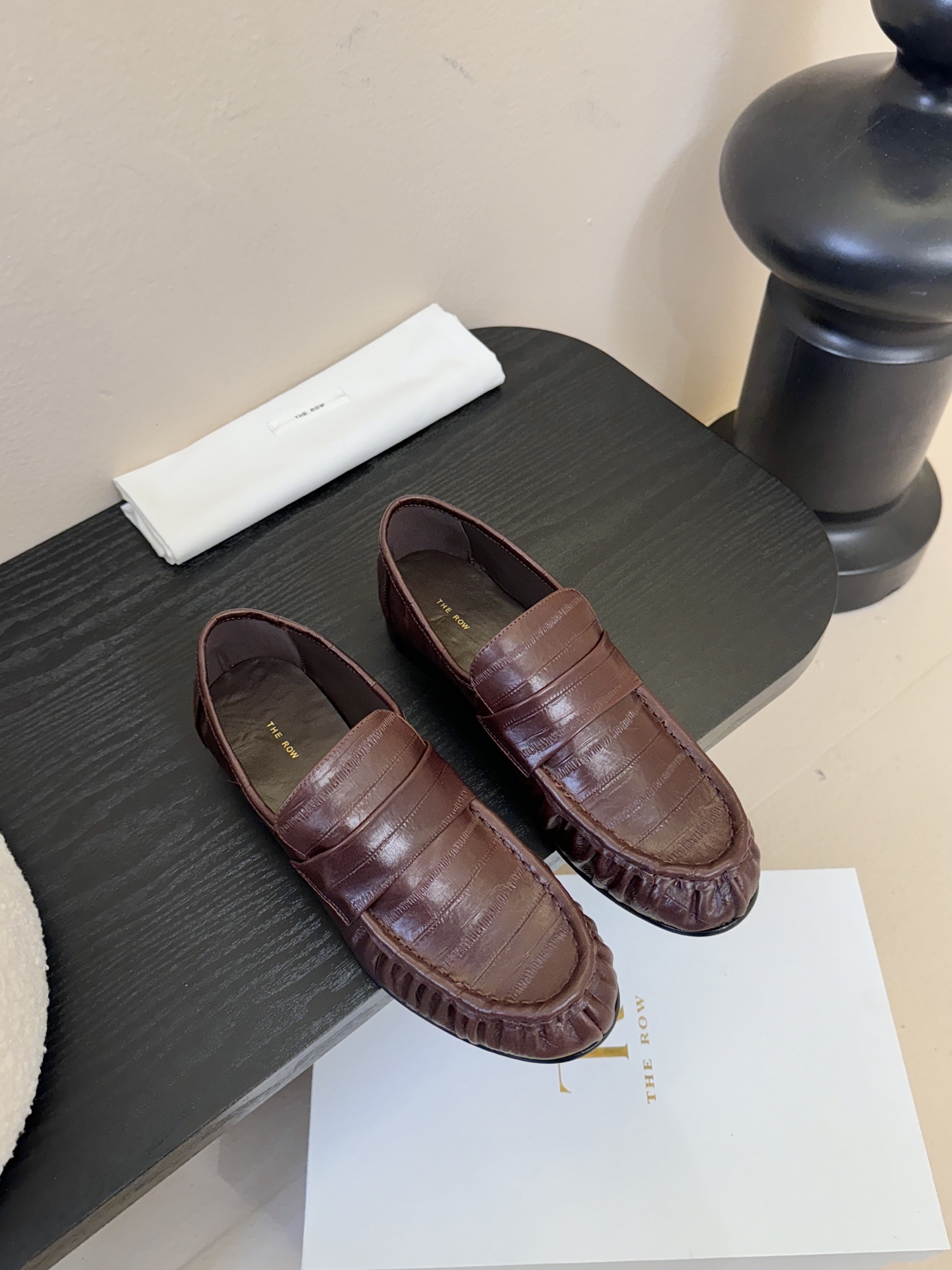 The row 25春夏经典鳗鱼纹中性复古摩登乐福鞋系列！法式极简风格！整体设计简约秀气又舒适，在鞋口的