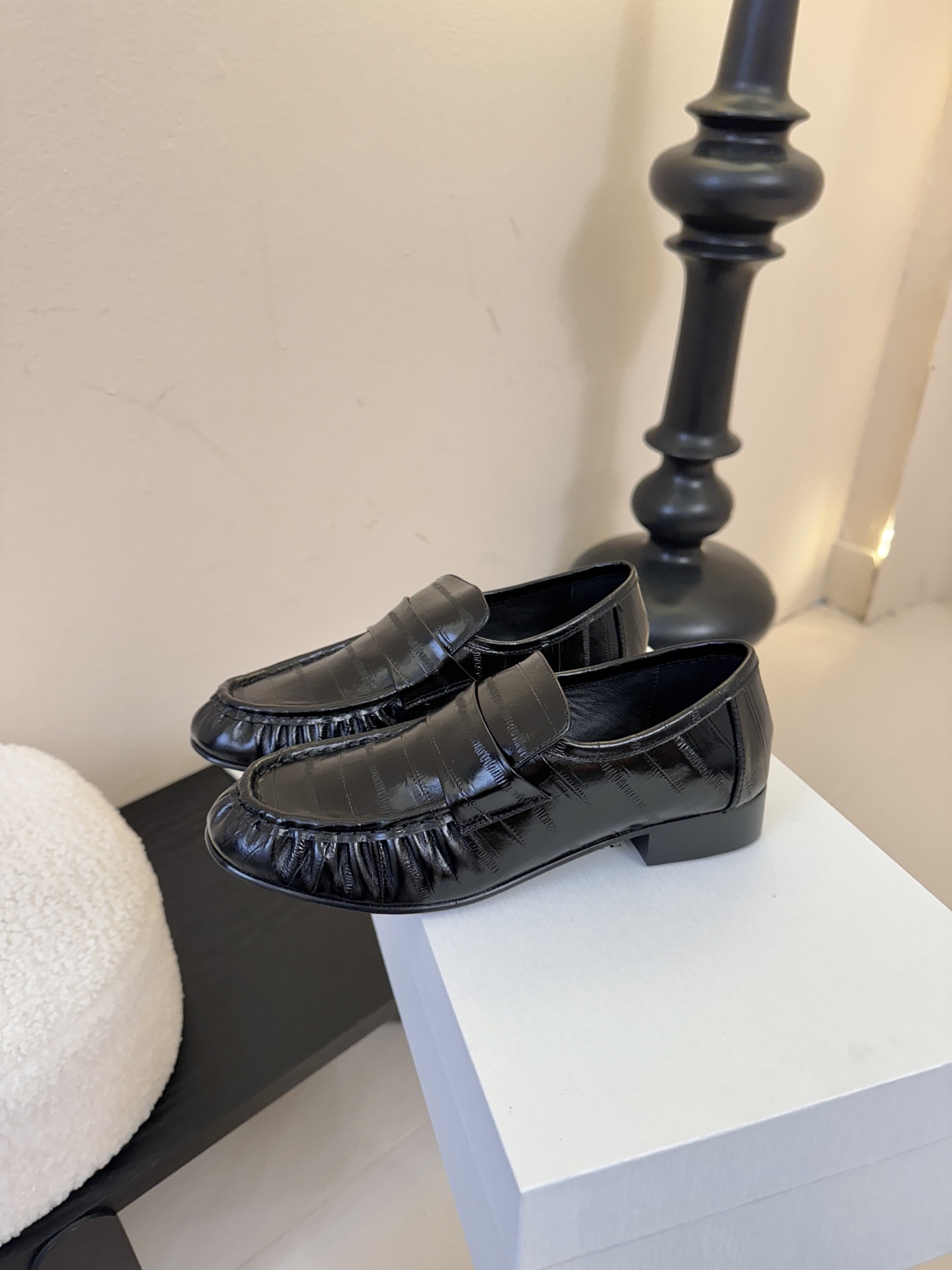 The row 25春夏经典鳗鱼纹中性复古摩登乐福鞋系列！法式极简风格！整体设计简约秀气又舒适，在鞋口的