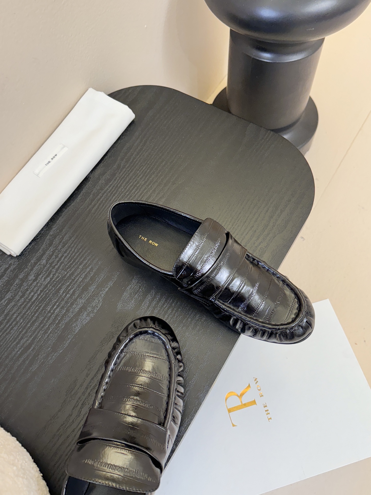 The row 25春夏经典鳗鱼纹中性复古摩登乐福鞋系列！法式极简风格！整体设计简约秀气又舒适，在鞋口的