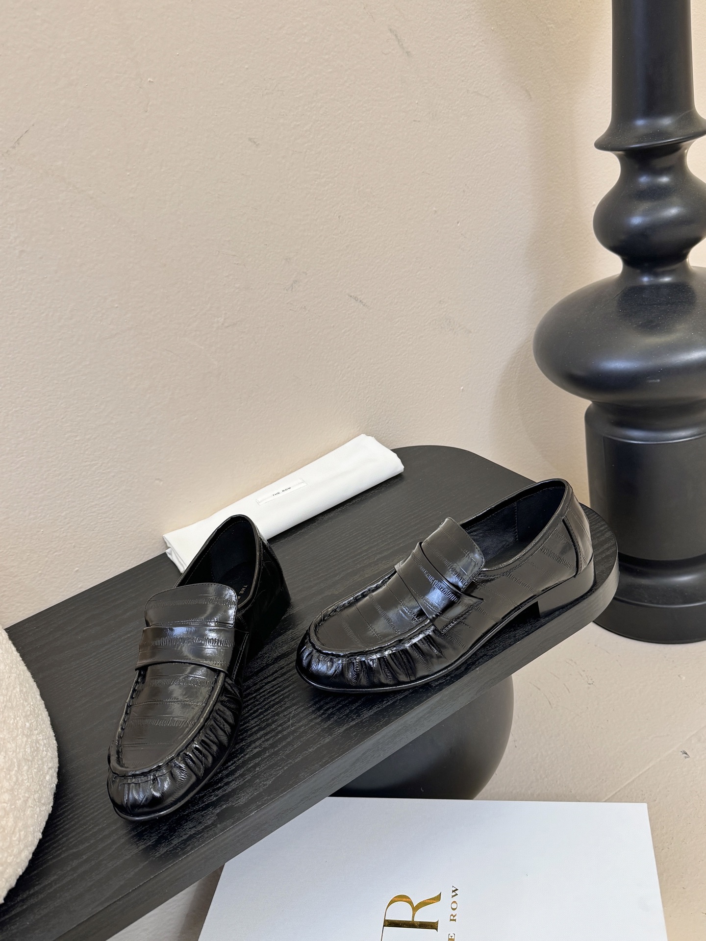 The row 25春夏经典鳗鱼纹中性复古摩登乐福鞋系列！法式极简风格！整体设计简约秀气又舒适，在鞋口的