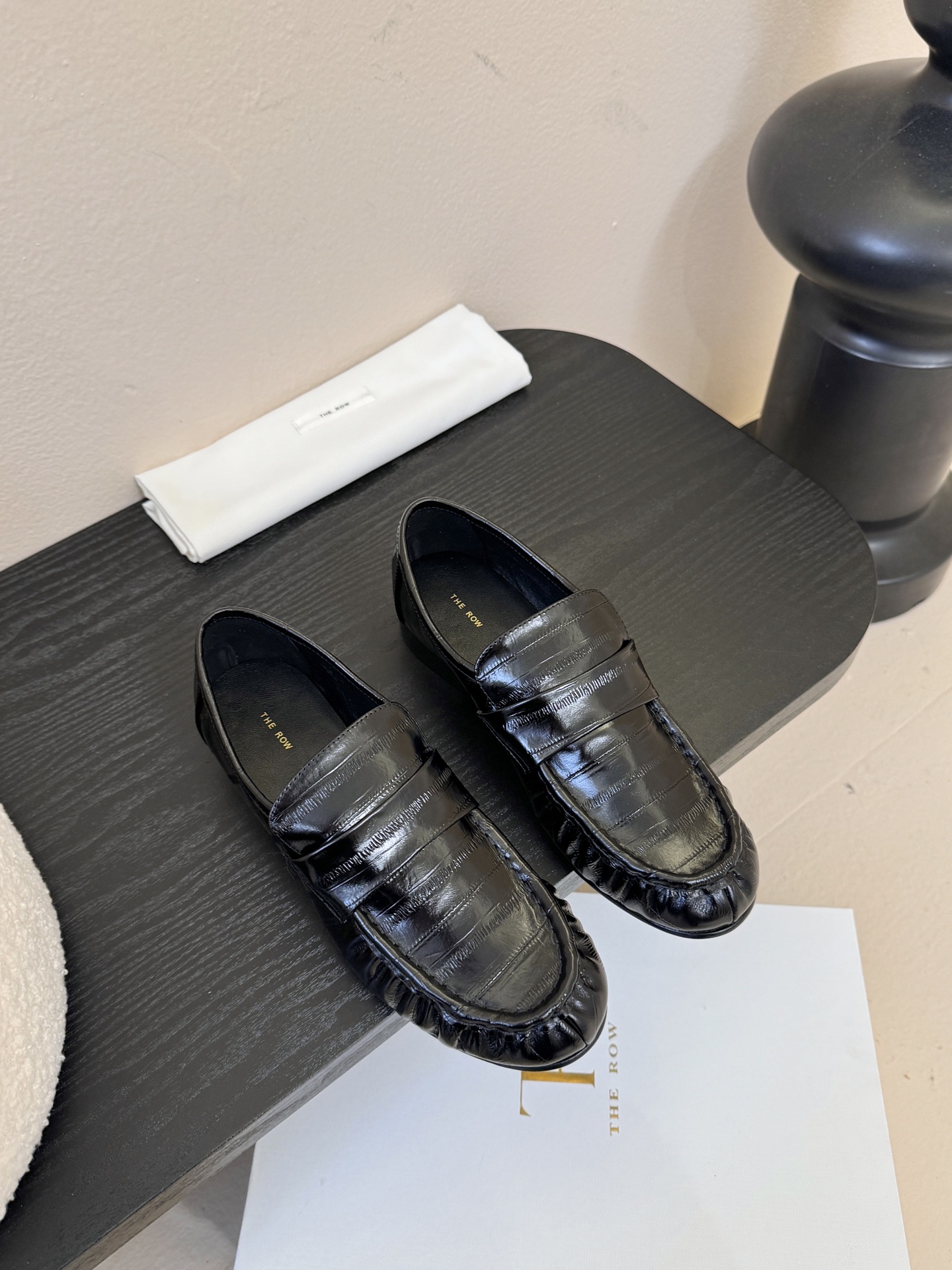 The row 25春夏经典鳗鱼纹中性复古摩登乐福鞋系列！法式极简风格！整体设计简约秀气又舒适，在鞋口的