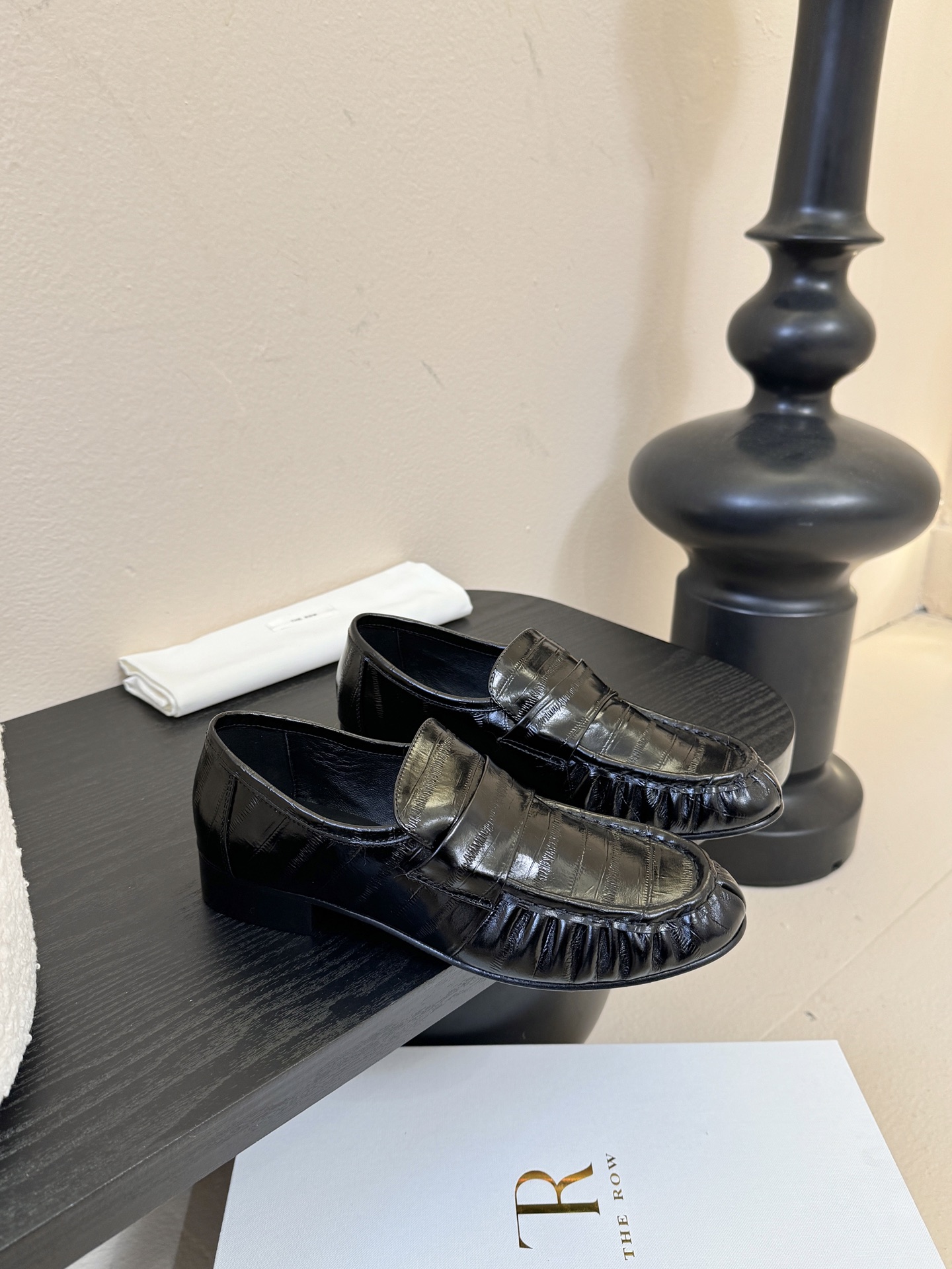 The row 25春夏经典鳗鱼纹中性复古摩登乐福鞋系列！法式极简风格！整体设计简约秀气又舒适，在鞋口的