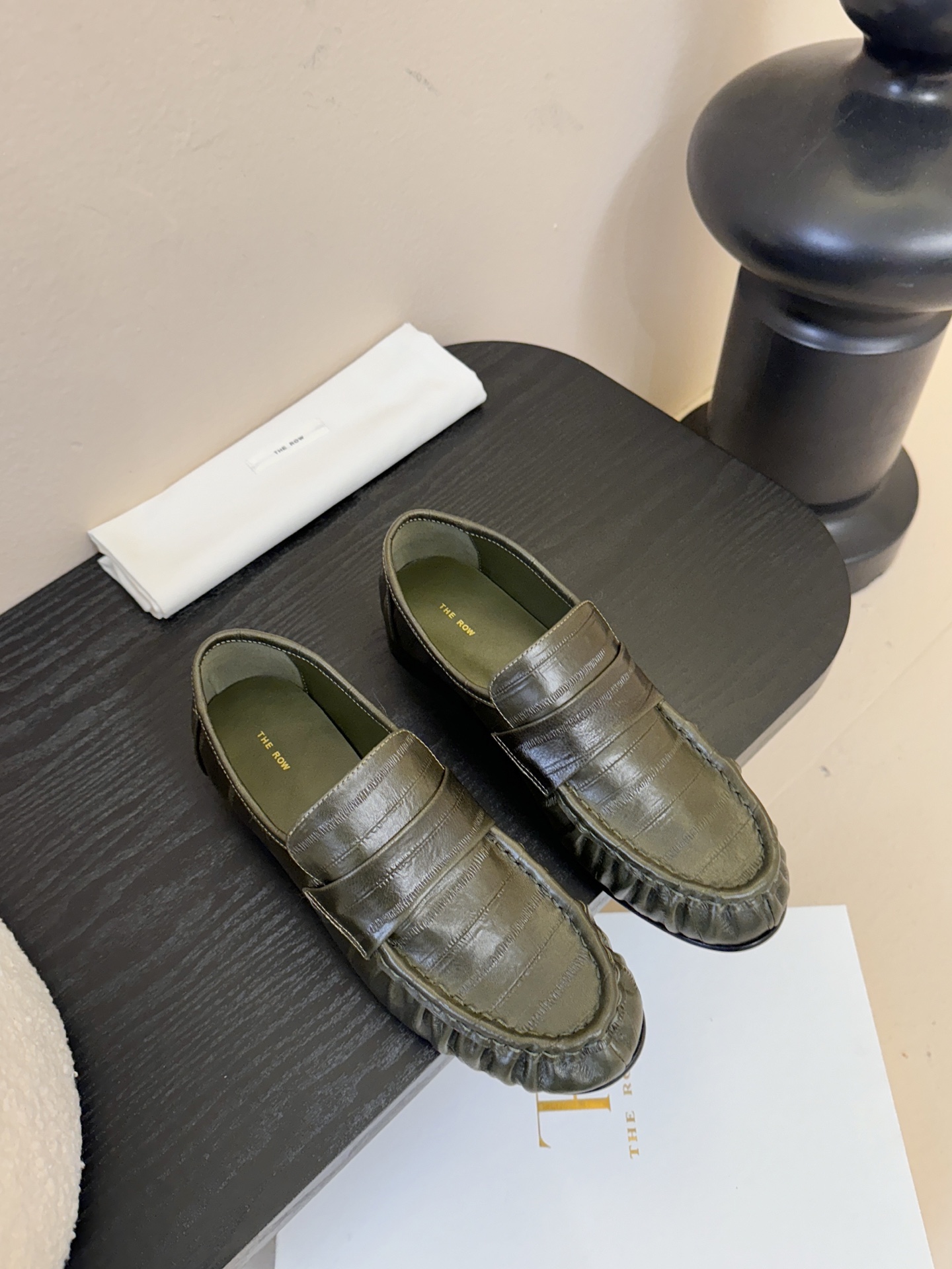 The row 25春夏经典鳗鱼纹中性复古摩登乐福鞋系列！法式极简风格！整体设计简约秀气又舒适，在鞋口的