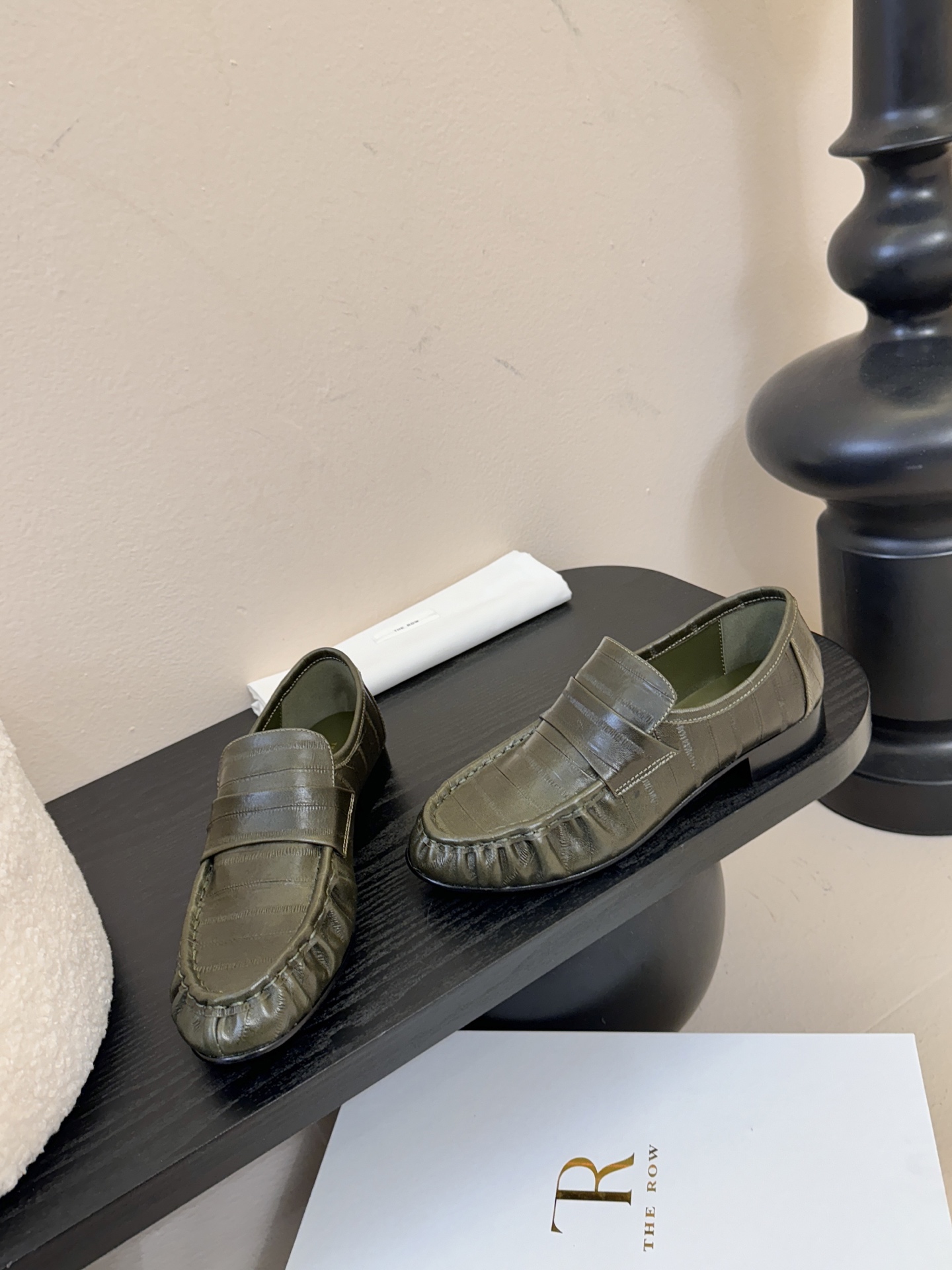 The row 25春夏经典鳗鱼纹中性复古摩登乐福鞋系列！法式极简风格！整体设计简约秀气又舒适，在鞋口的