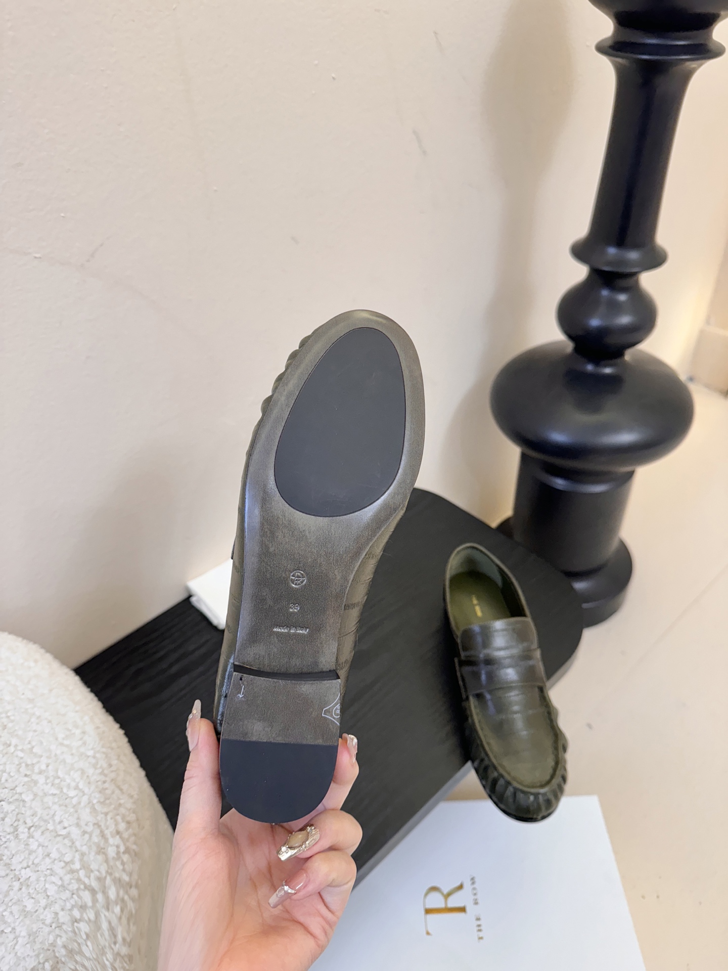 The row 25春夏经典鳗鱼纹中性复古摩登乐福鞋系列！法式极简风格！整体设计简约秀气又舒适，在鞋口的