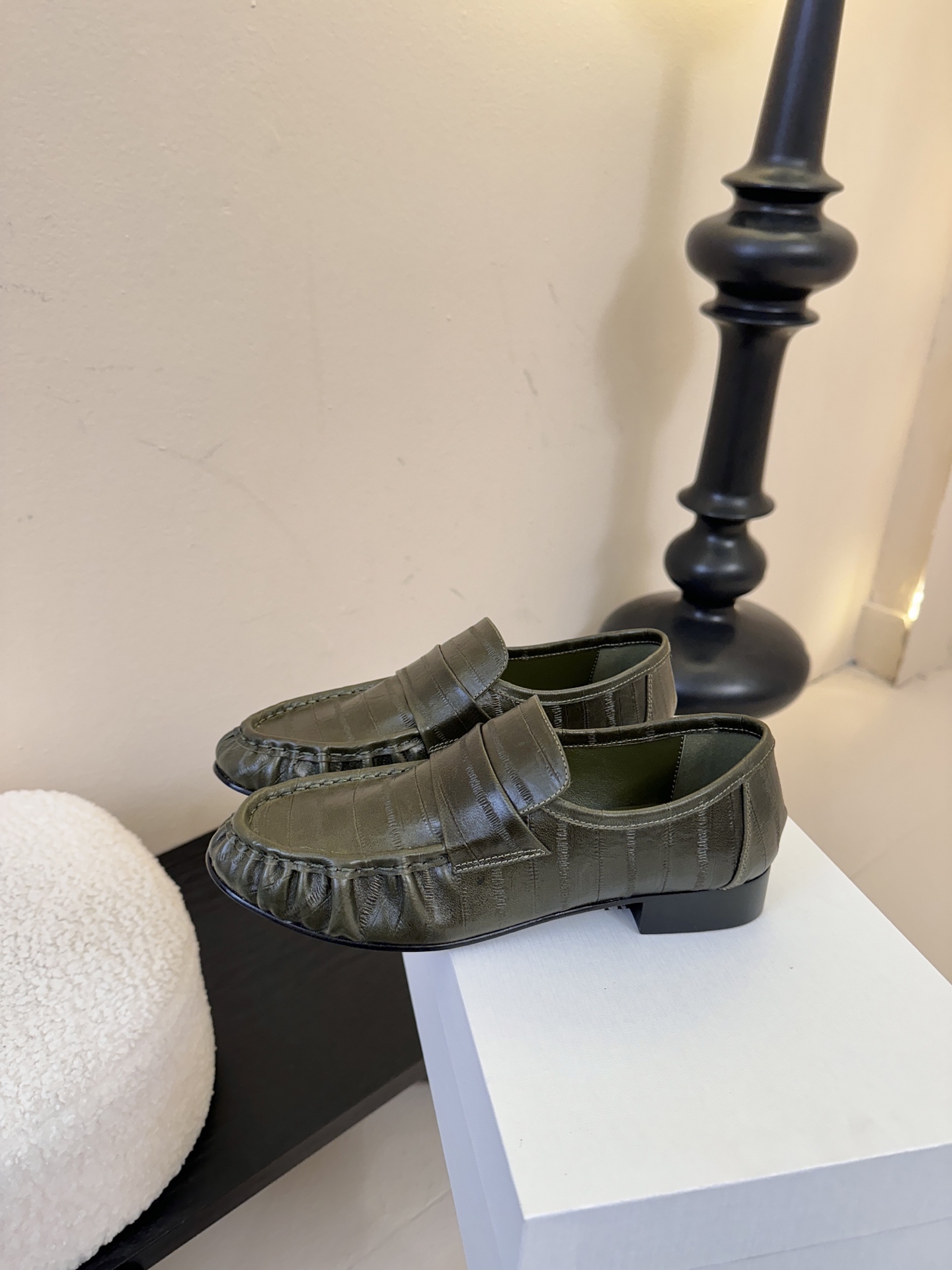 The row 25春夏经典鳗鱼纹中性复古摩登乐福鞋系列！法式极简风格！整体设计简约秀气又舒适，在鞋口的