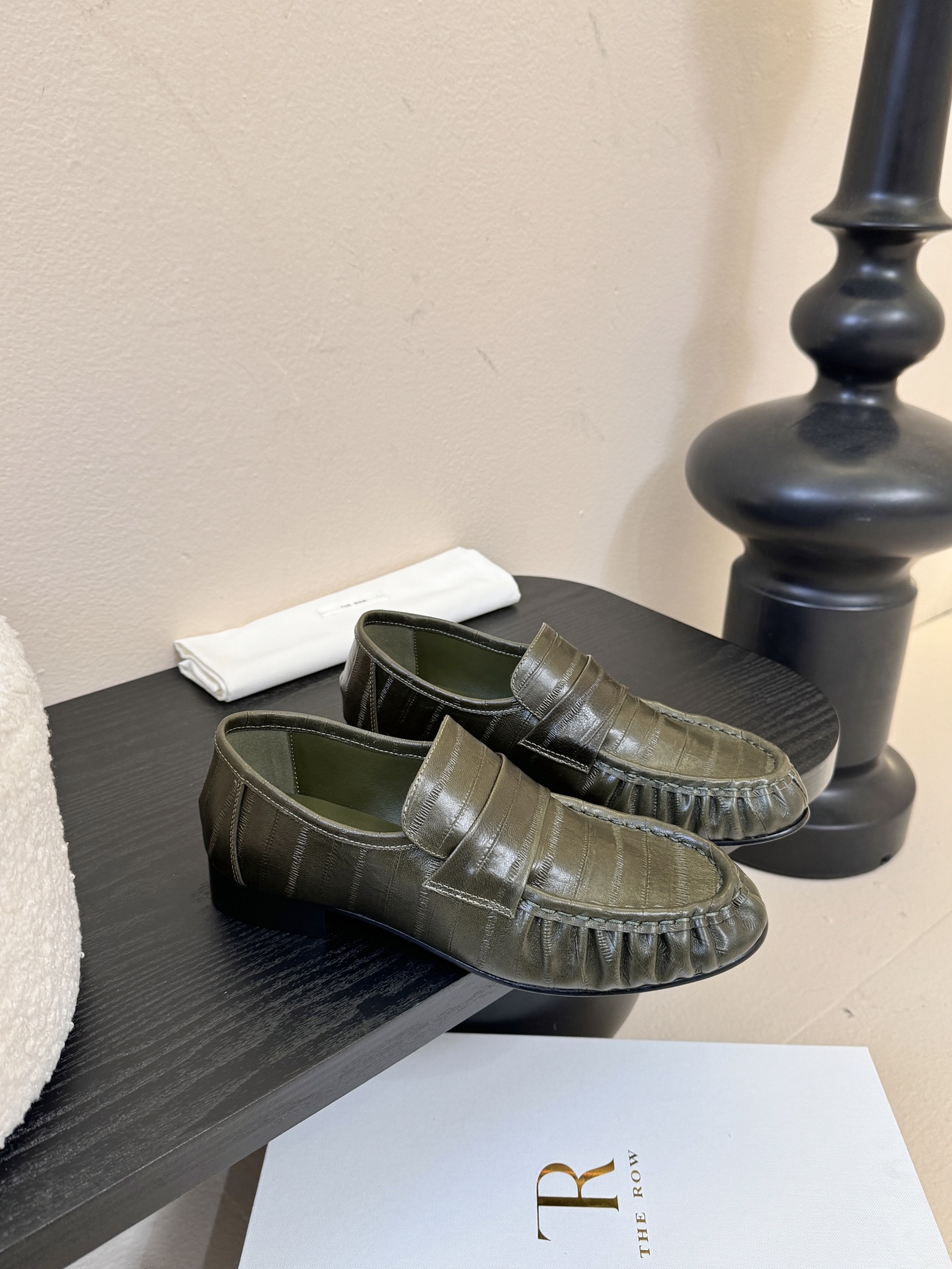 The row 25春夏经典鳗鱼纹中性复古摩登乐福鞋系列！法式极简风格！整体设计简约秀气又舒适，在鞋口的