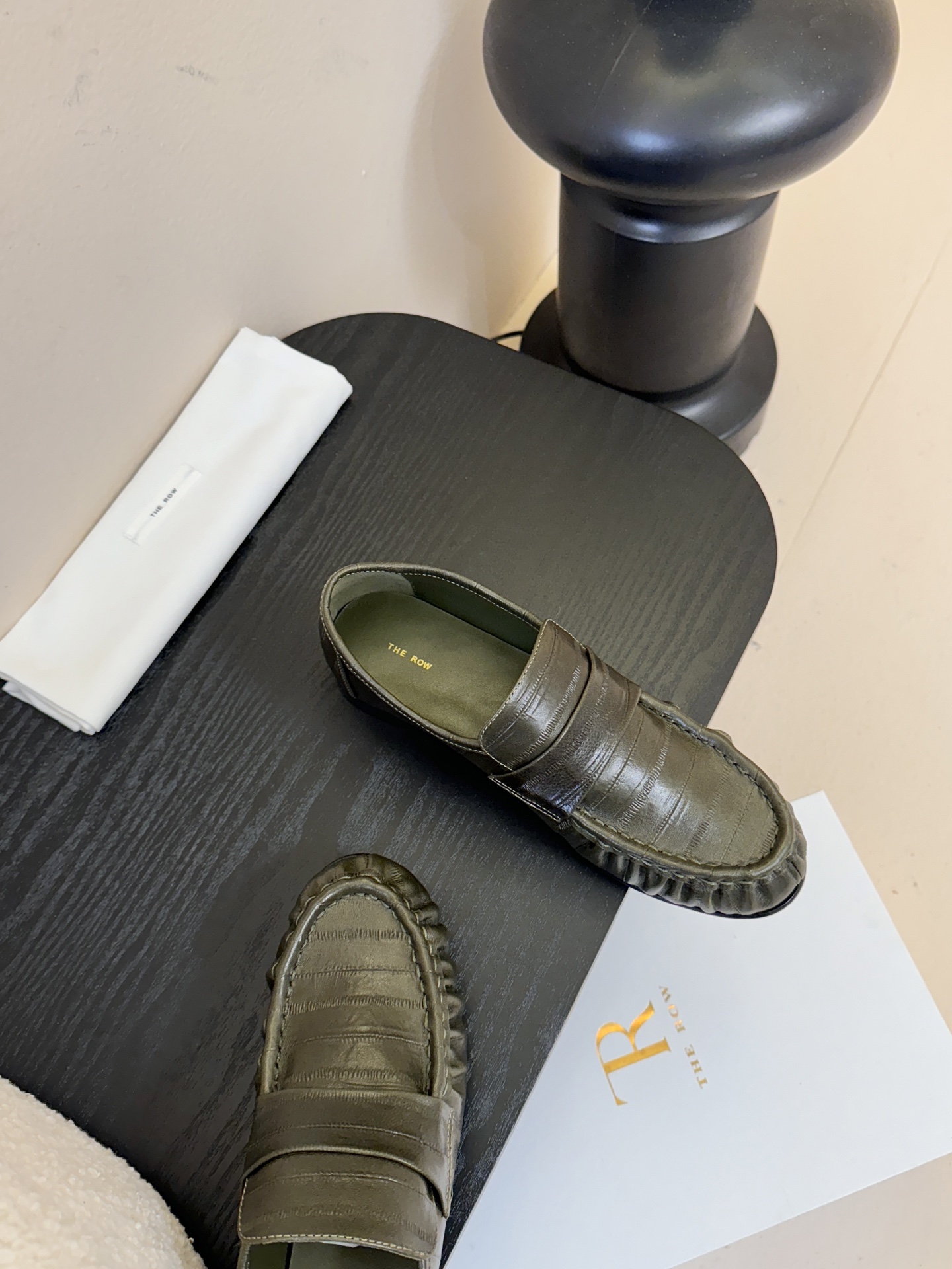 The row 25春夏经典鳗鱼纹中性复古摩登乐福鞋系列！法式极简风格！整体设计简约秀气又舒适，在鞋口的