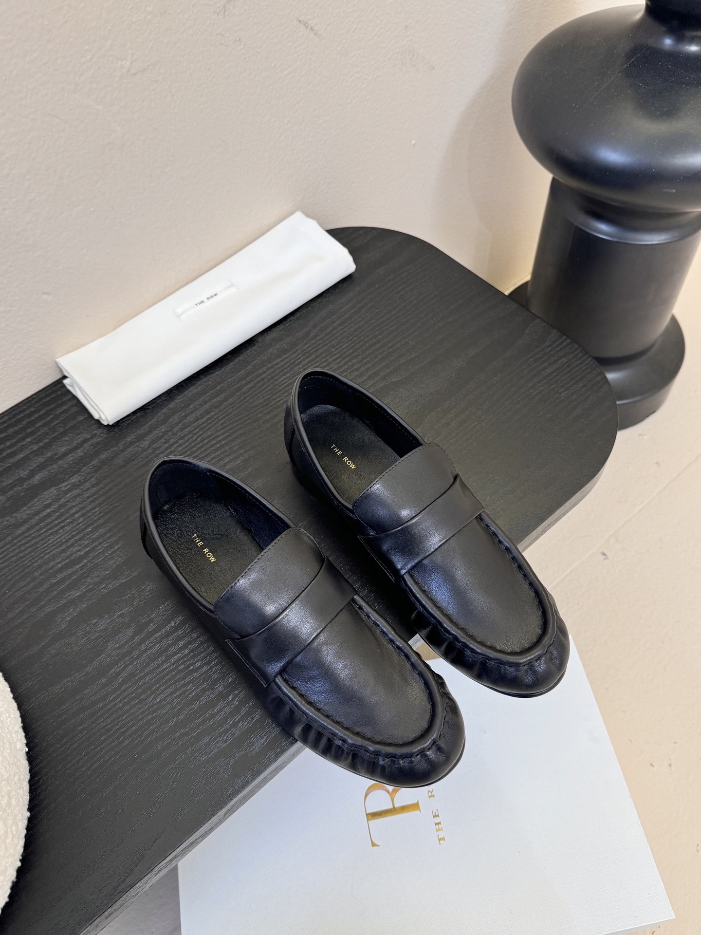 The row 25春夏经典鳗鱼纹中性复古摩登乐福鞋系列！法式极简风格！整体设计简约秀气又舒适，在鞋口的