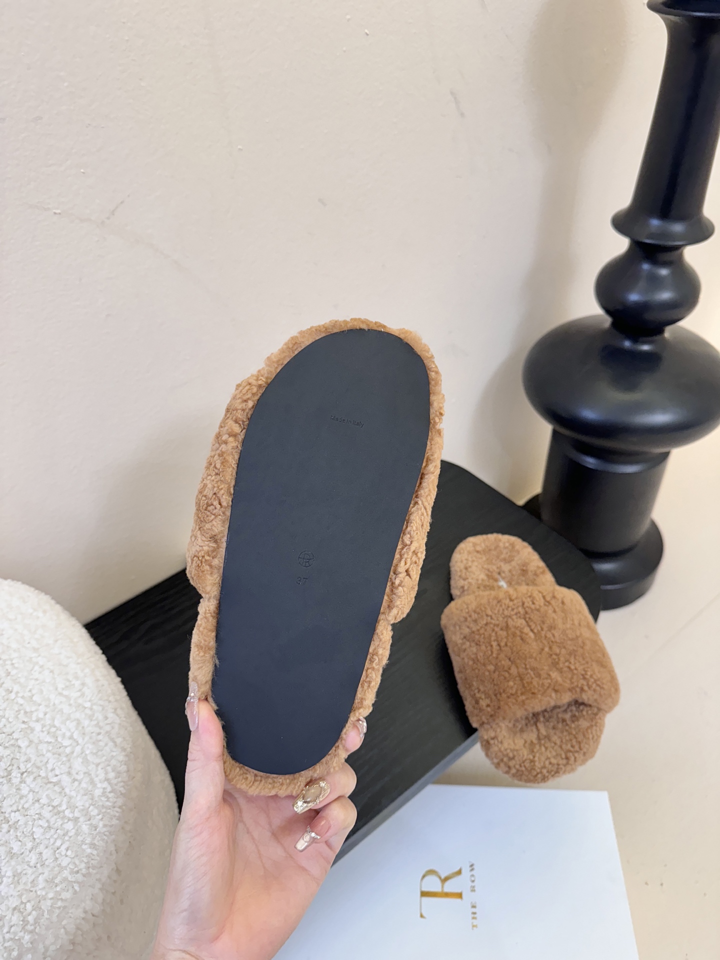 THE ROW 25s秋冬新款 TR羊羔毛平底毛毛拖鞋休闲毛拖鞋这季节美鞋太多这款毛拖真的是让我无法自拔