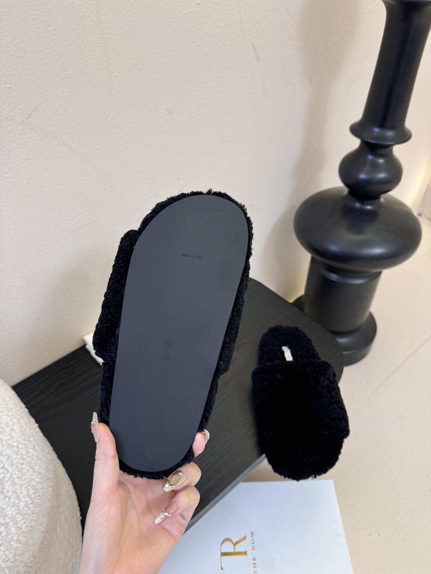 THE ROW 25s秋冬新款 TR羊羔毛平底毛毛拖鞋休闲毛拖鞋这季节美鞋太多这款毛拖真的是让我无法自拔