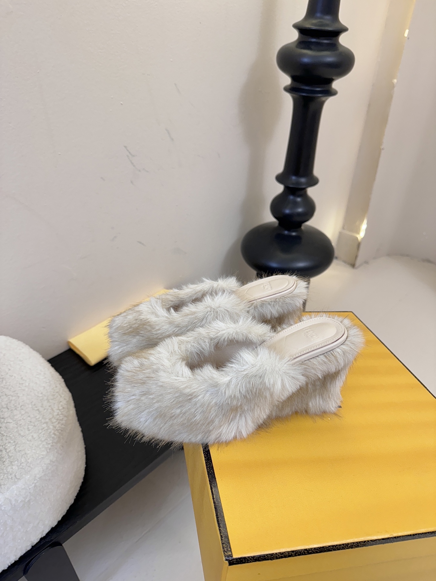 芬迪𝗙𝗘𝗡𝗗𝗜.25走秀主推爆单款，新品上线，芬迪首款“坡跟后跟金属竖条”装饰高跟复古鱼嘴拖鞋，秋冬主推