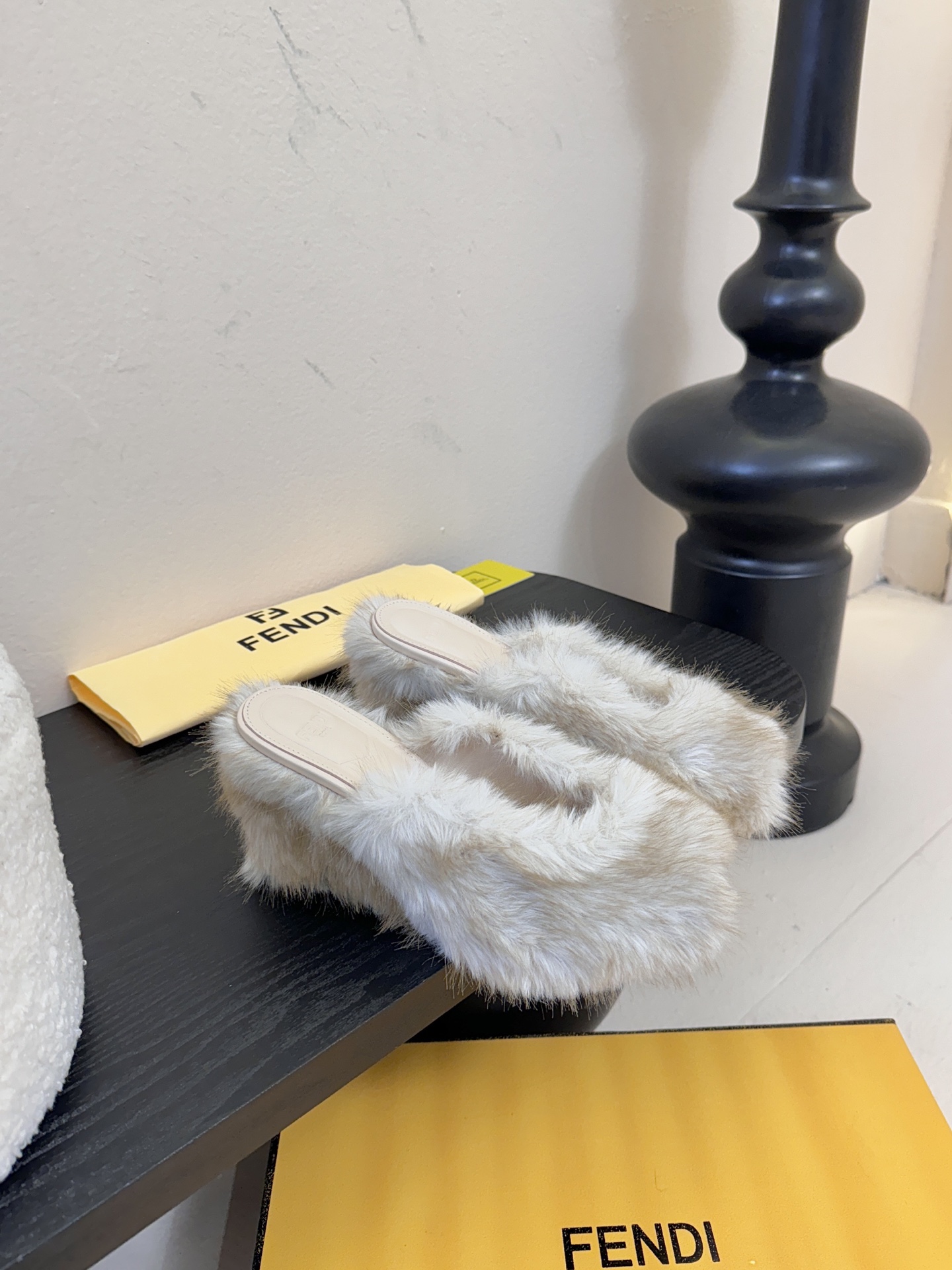 芬迪𝗙𝗘𝗡𝗗𝗜.25走秀主推爆单款，新品上线，芬迪首款“坡跟后跟金属竖条”装饰高跟复古鱼嘴拖鞋，秋冬主推