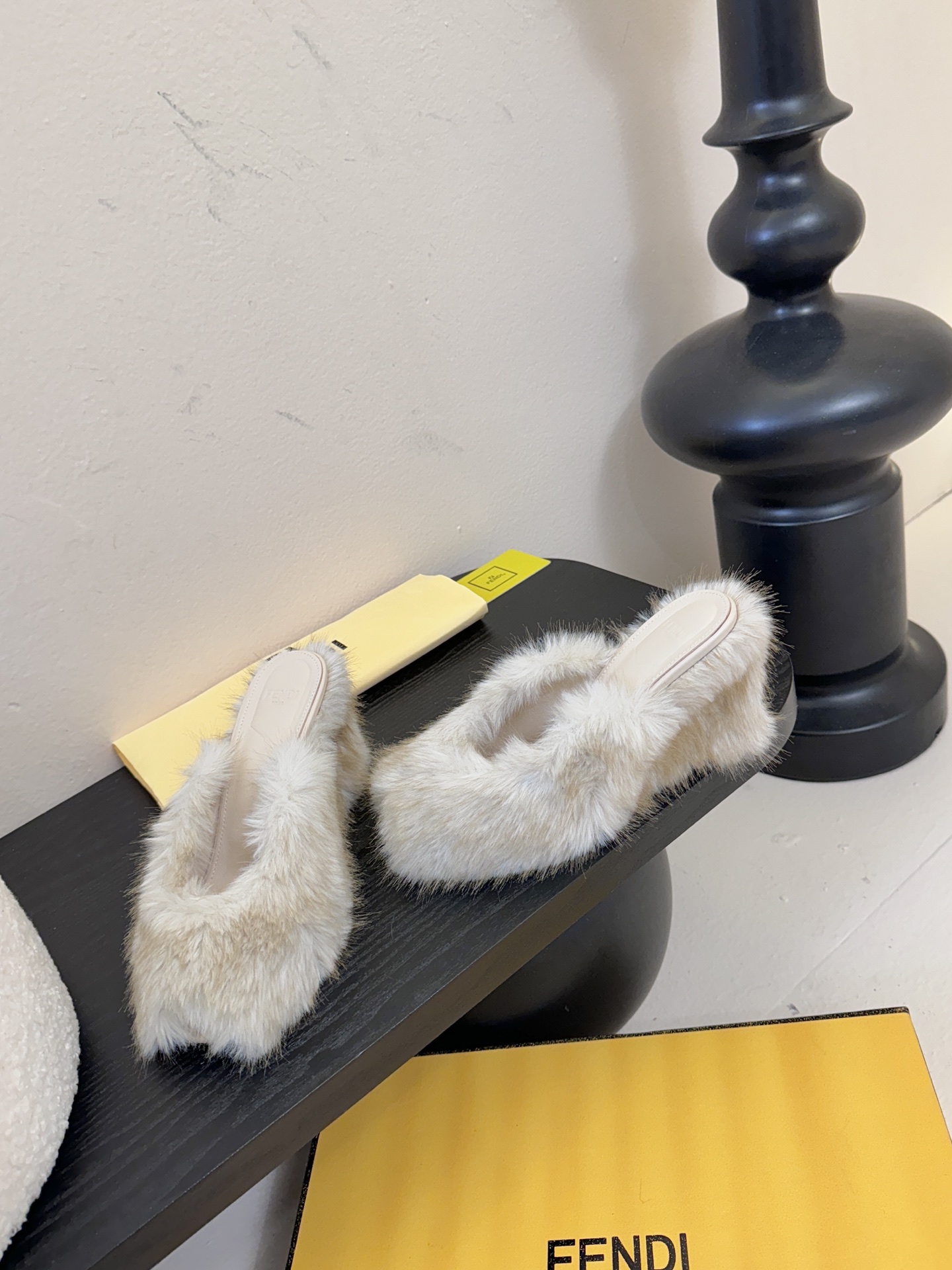 芬迪𝗙𝗘𝗡𝗗𝗜.25走秀主推爆单款，新品上线，芬迪首款“坡跟后跟金属竖条”装饰高跟复古鱼嘴拖鞋，秋冬主推