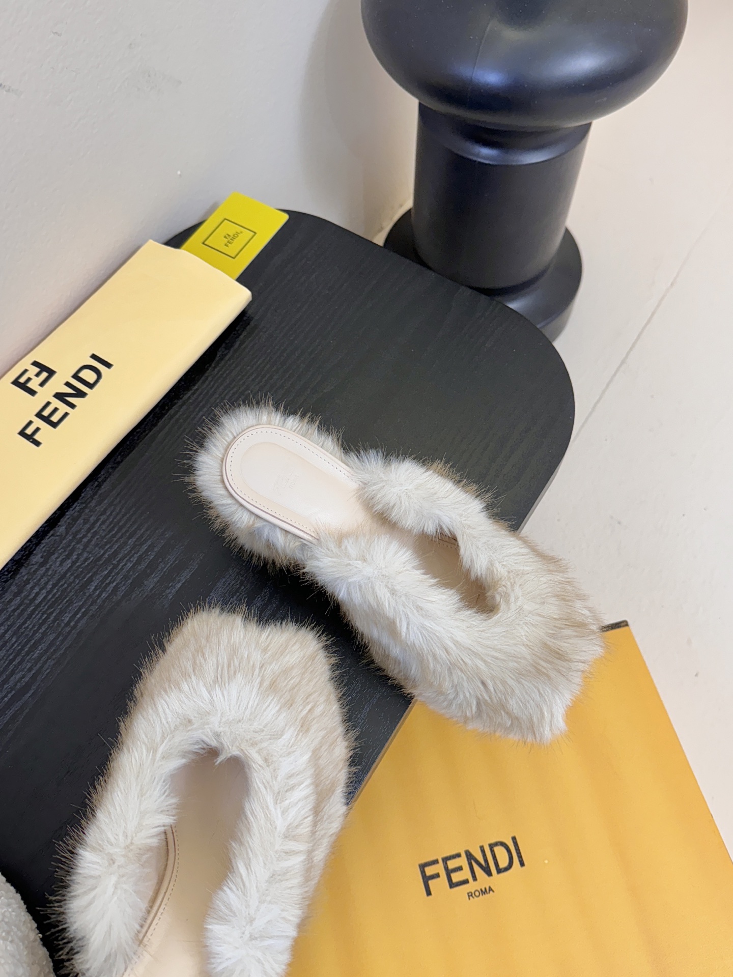 芬迪𝗙𝗘𝗡𝗗𝗜.25走秀主推爆单款，新品上线，芬迪首款“坡跟后跟金属竖条”装饰高跟复古鱼嘴拖鞋，秋冬主推