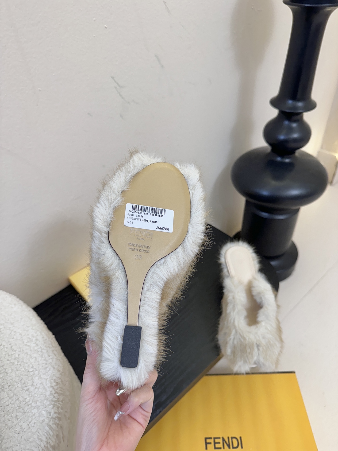 芬迪𝗙𝗘𝗡𝗗𝗜.25走秀主推爆单款，新品上线，芬迪首款“坡跟后跟金属竖条”装饰高跟复古鱼嘴拖鞋，秋冬主推