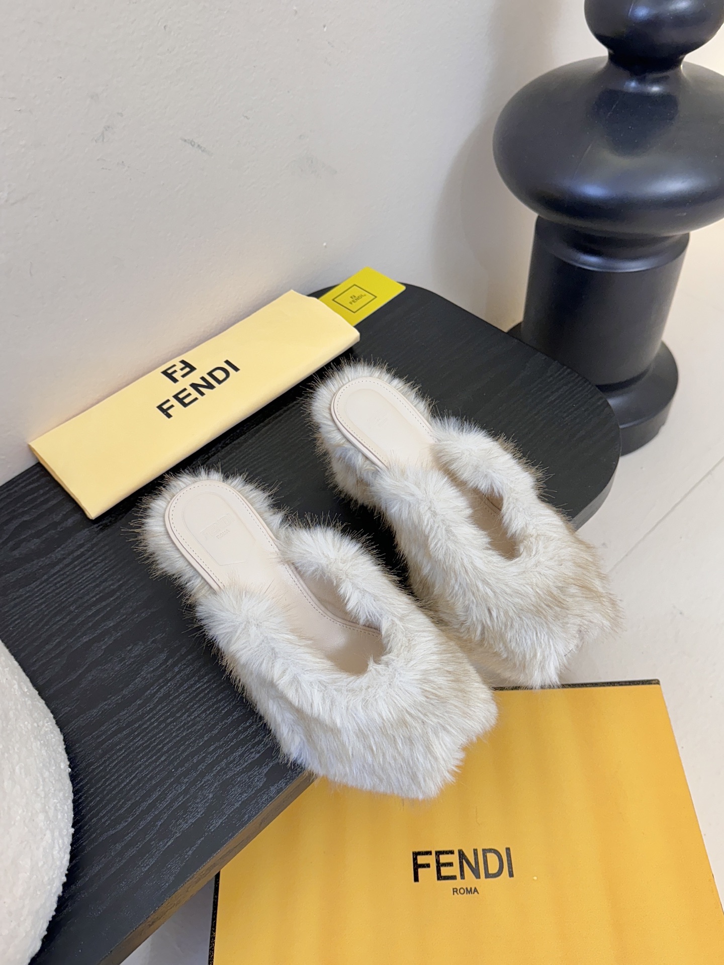 芬迪𝗙𝗘𝗡𝗗𝗜.25走秀主推爆单款，新品上线，芬迪首款“坡跟后跟金属竖条”装饰高跟复古鱼嘴拖鞋，秋冬主推