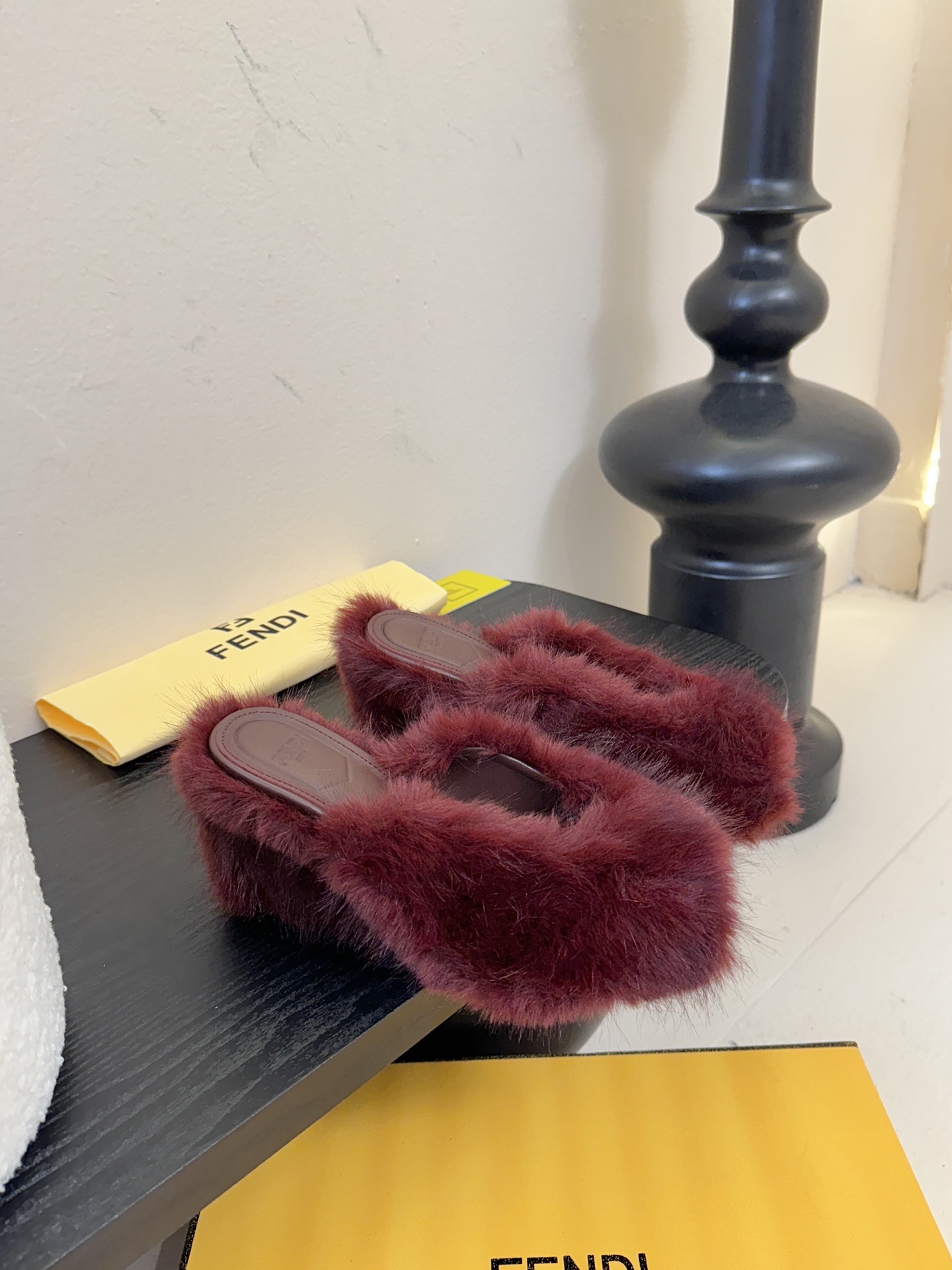 芬迪𝗙𝗘𝗡𝗗𝗜.25走秀主推爆单款，新品上线，芬迪首款“坡跟后跟金属竖条”装饰高跟复古鱼嘴拖鞋，秋冬主推