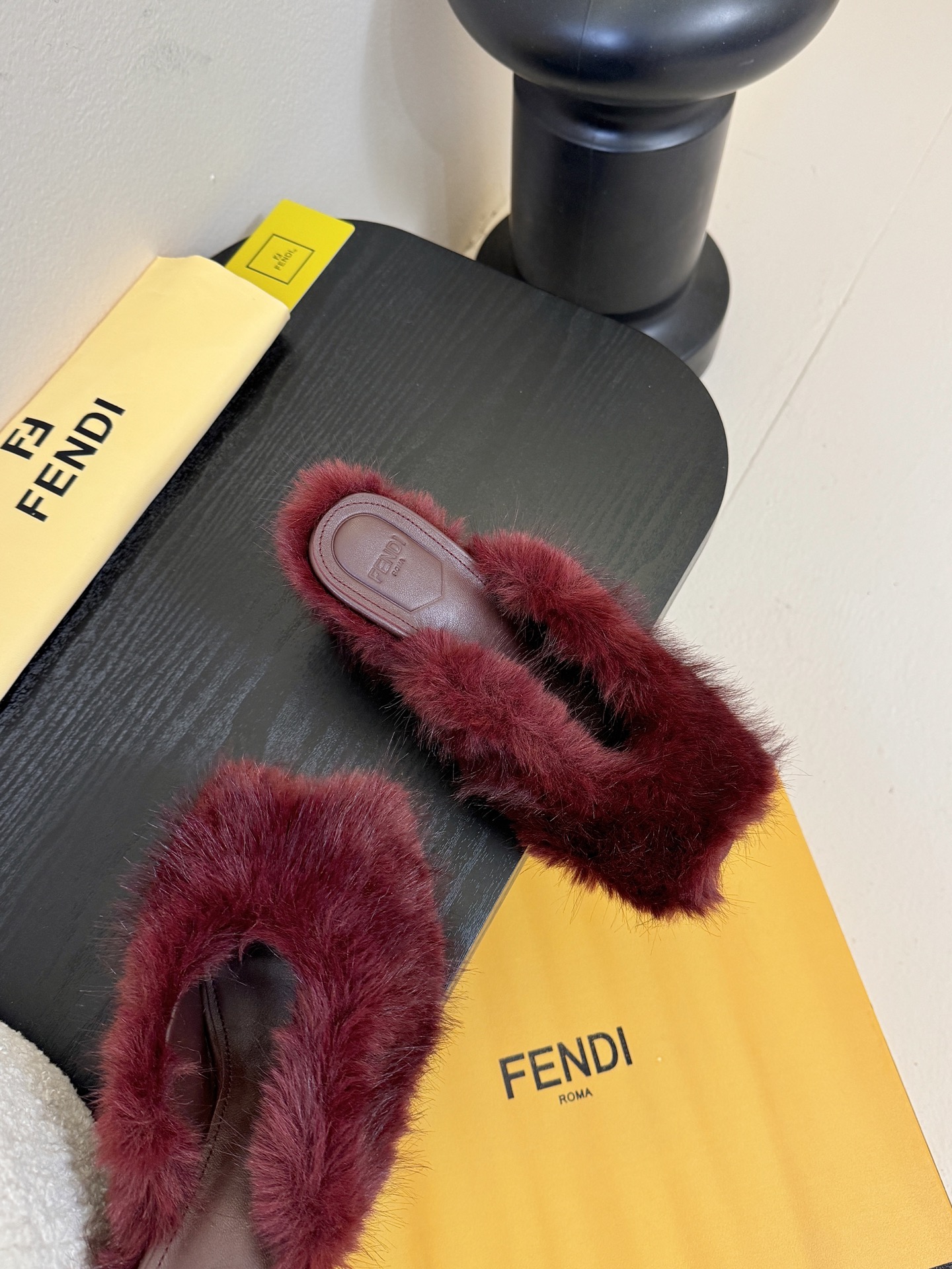 芬迪𝗙𝗘𝗡𝗗𝗜.25走秀主推爆单款，新品上线，芬迪首款“坡跟后跟金属竖条”装饰高跟复古鱼嘴拖鞋，秋冬主推