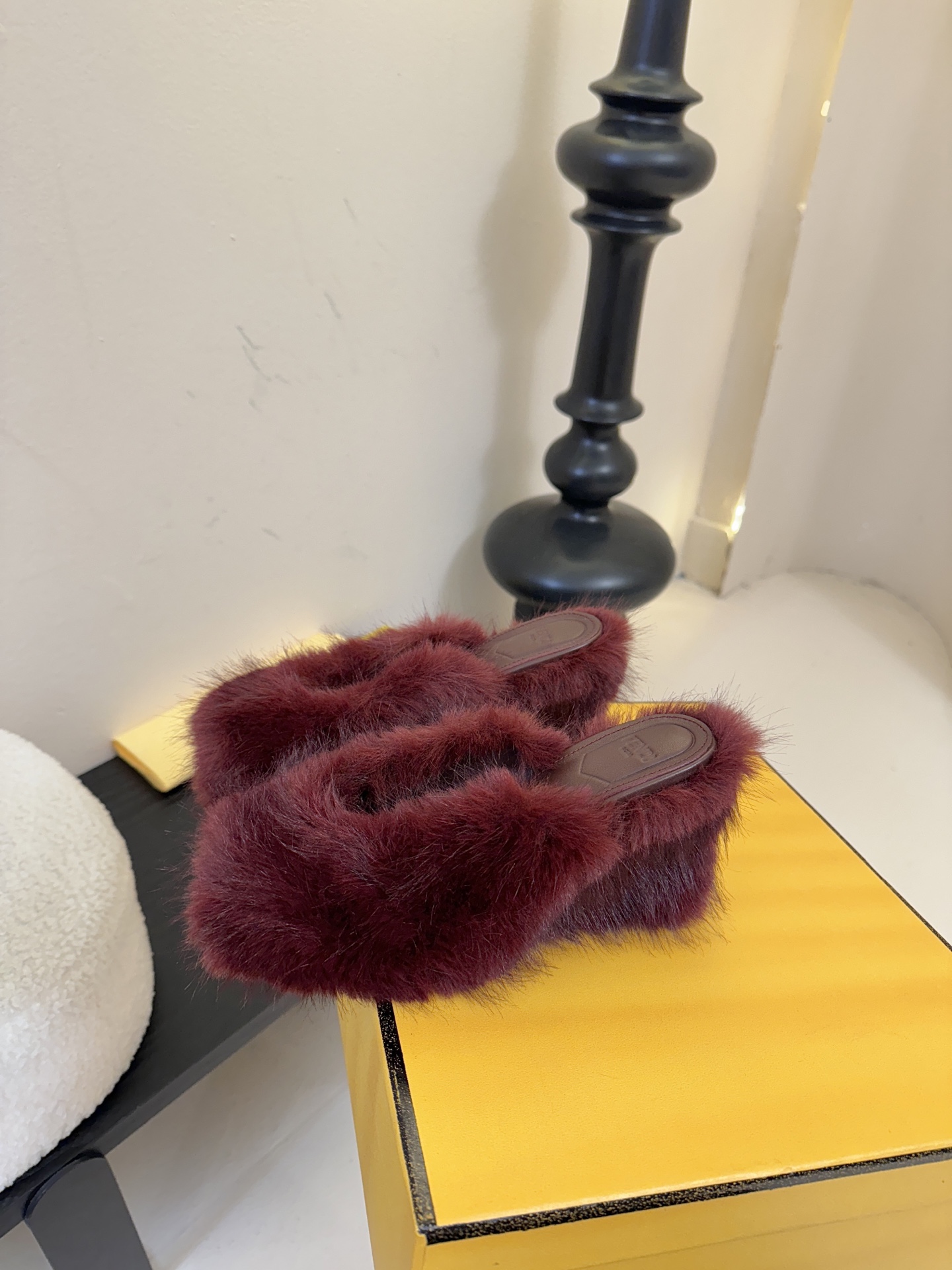 芬迪𝗙𝗘𝗡𝗗𝗜.25走秀主推爆单款，新品上线，芬迪首款“坡跟后跟金属竖条”装饰高跟复古鱼嘴拖鞋，秋冬主推