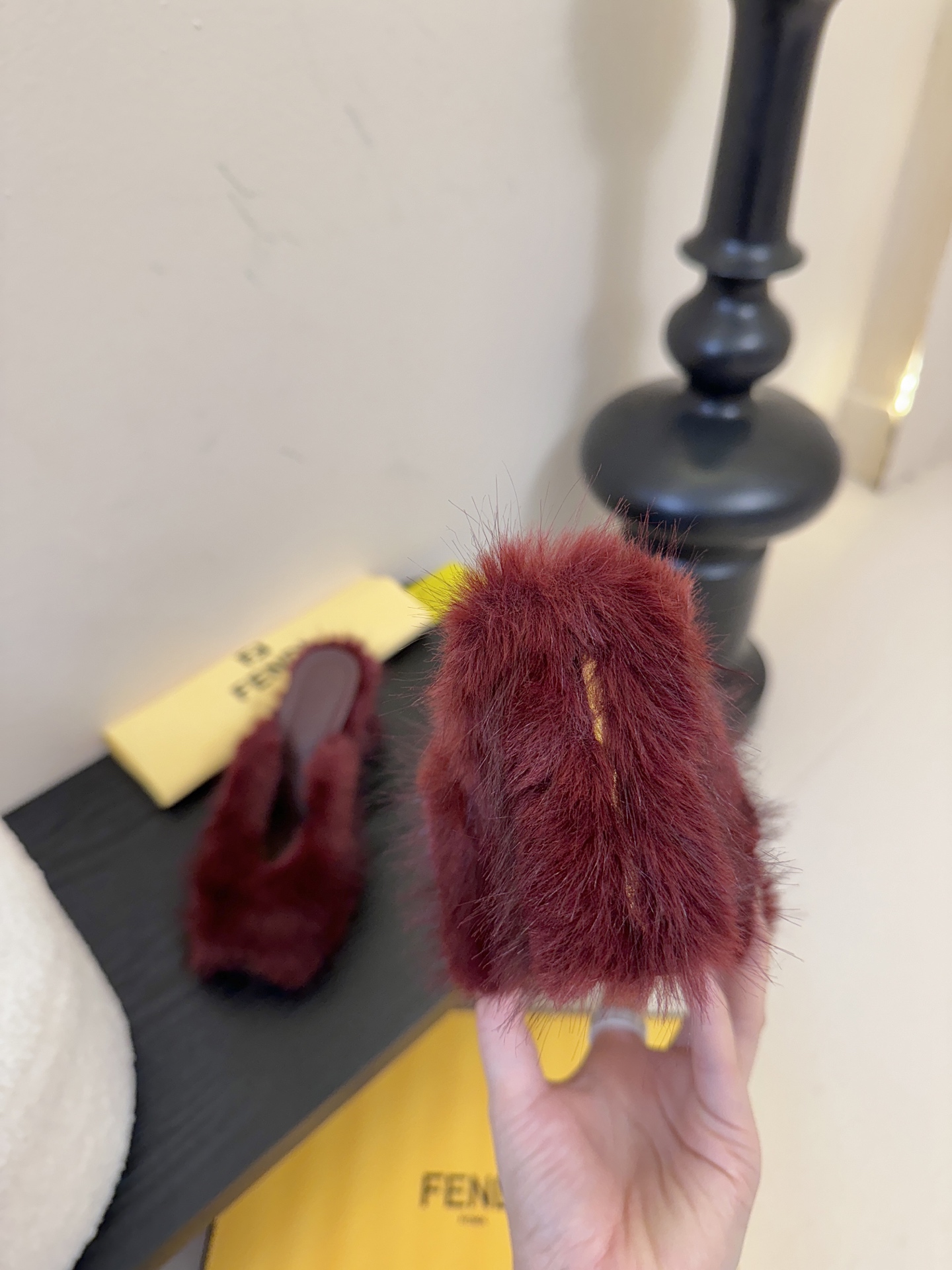 芬迪𝗙𝗘𝗡𝗗𝗜.25走秀主推爆单款，新品上线，芬迪首款“坡跟后跟金属竖条”装饰高跟复古鱼嘴拖鞋，秋冬主推