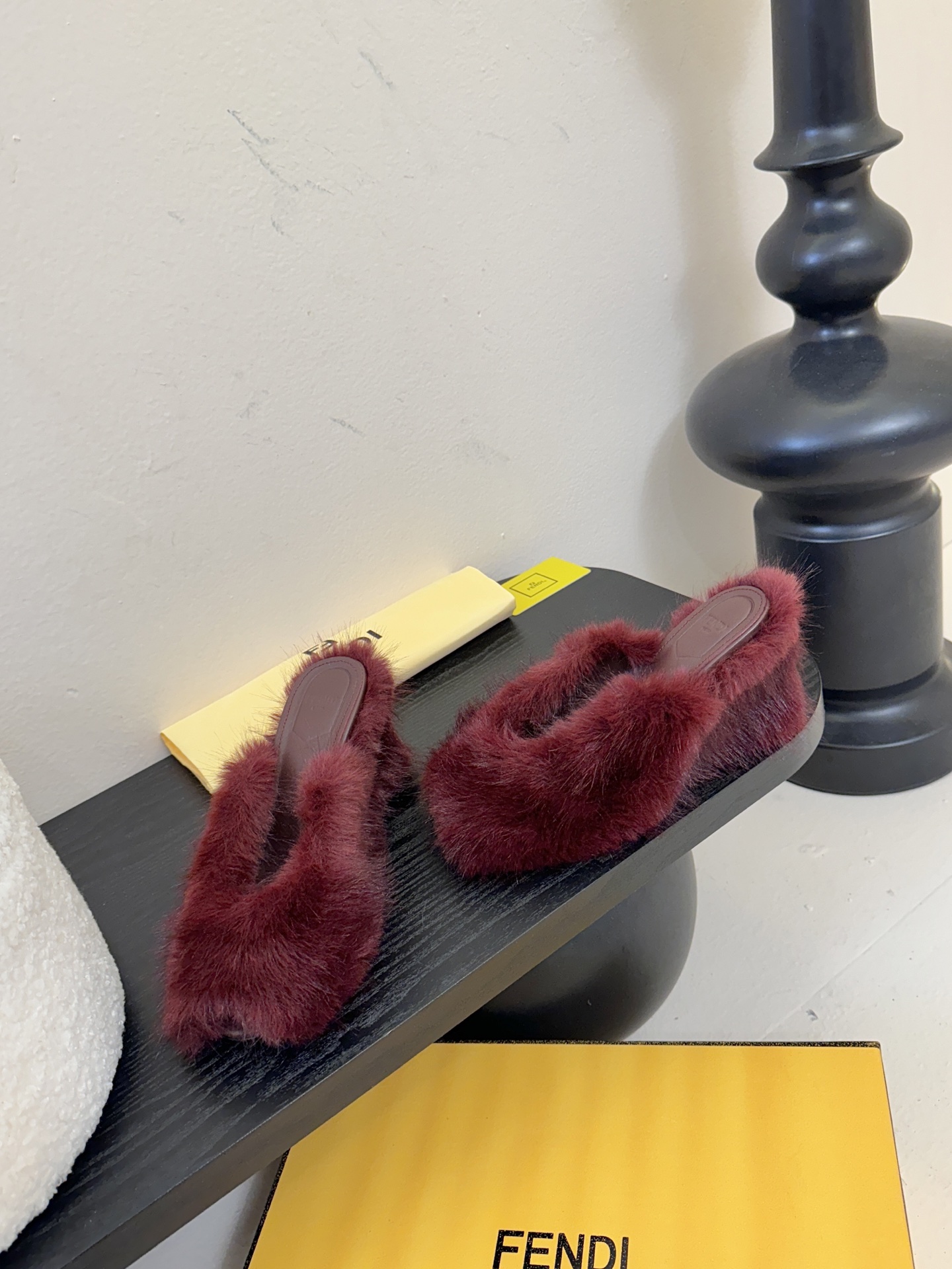 芬迪𝗙𝗘𝗡𝗗𝗜.25走秀主推爆单款，新品上线，芬迪首款“坡跟后跟金属竖条”装饰高跟复古鱼嘴拖鞋，秋冬主推