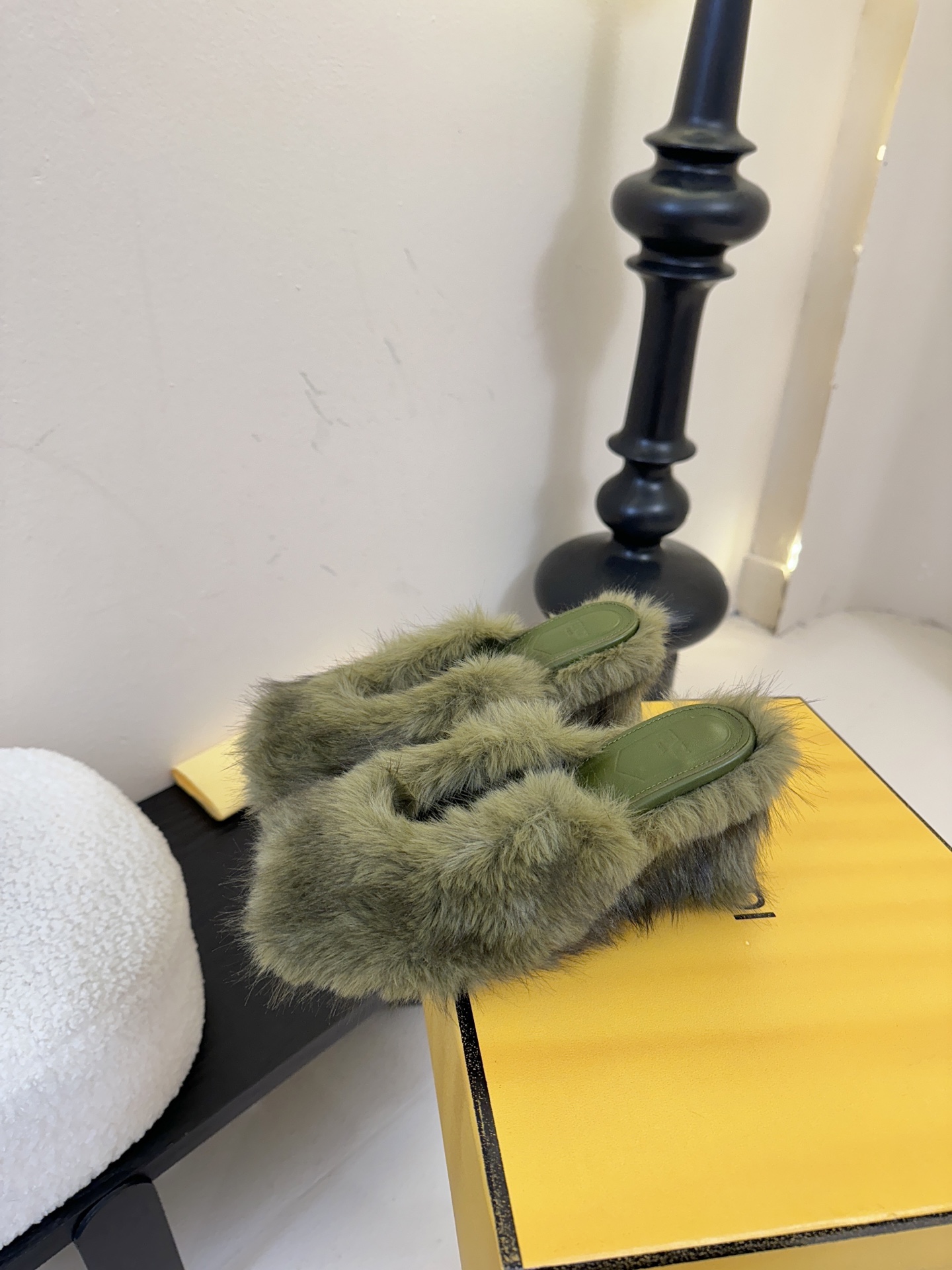 芬迪𝗙𝗘𝗡𝗗𝗜.25走秀主推爆单款，新品上线，芬迪首款“坡跟后跟金属竖条”装饰高跟复古鱼嘴拖鞋，秋冬主推