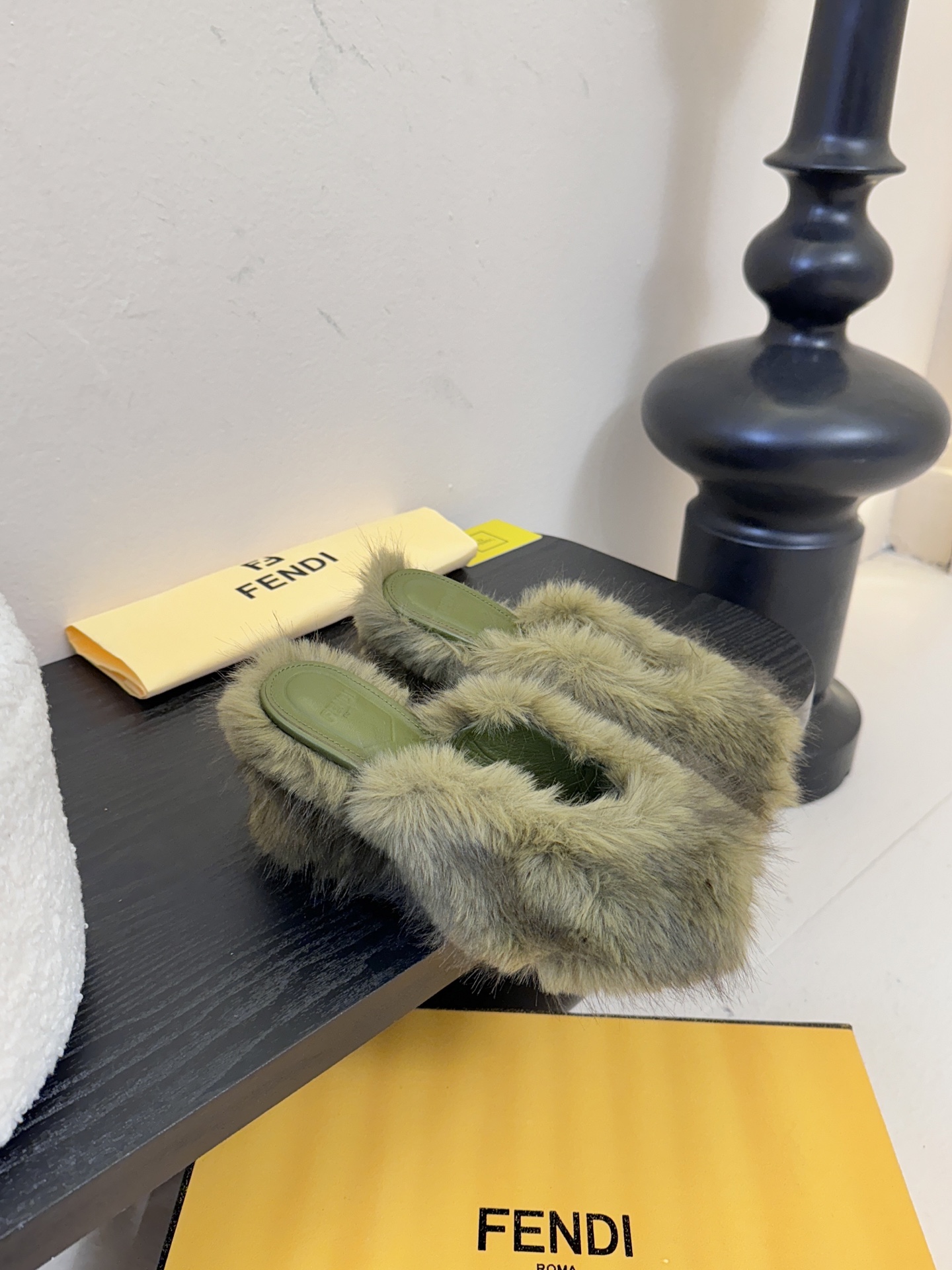 芬迪𝗙𝗘𝗡𝗗𝗜.25走秀主推爆单款，新品上线，芬迪首款“坡跟后跟金属竖条”装饰高跟复古鱼嘴拖鞋，秋冬主推