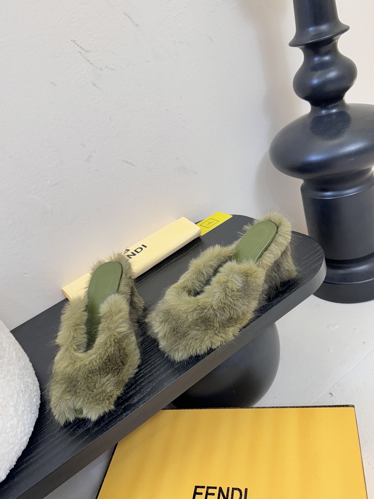 芬迪𝗙𝗘𝗡𝗗𝗜.25走秀主推爆单款，新品上线，芬迪首款“坡跟后跟金属竖条”装饰高跟复古鱼嘴拖鞋，秋冬主推