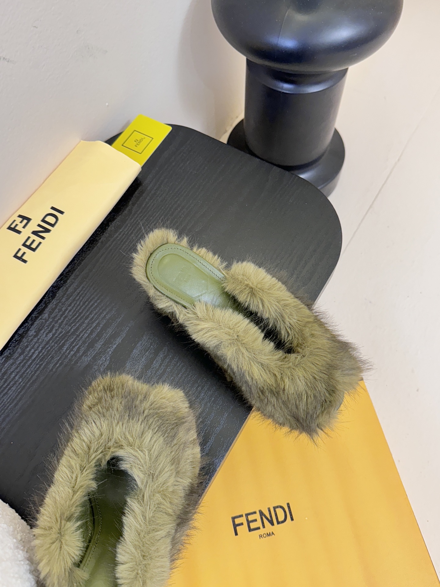 芬迪𝗙𝗘𝗡𝗗𝗜.25走秀主推爆单款，新品上线，芬迪首款“坡跟后跟金属竖条”装饰高跟复古鱼嘴拖鞋，秋冬主推