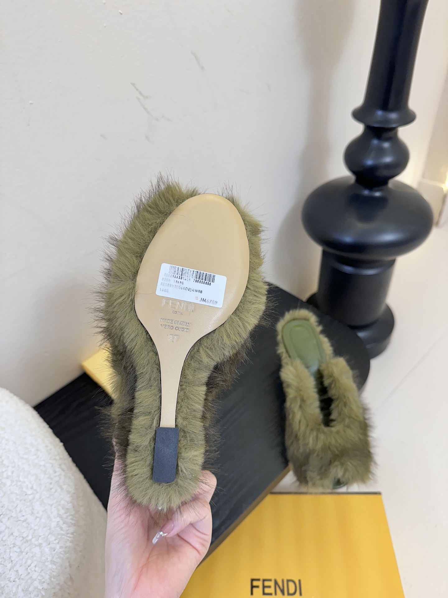 芬迪𝗙𝗘𝗡𝗗𝗜.25走秀主推爆单款，新品上线，芬迪首款“坡跟后跟金属竖条”装饰高跟复古鱼嘴拖鞋，秋冬主推