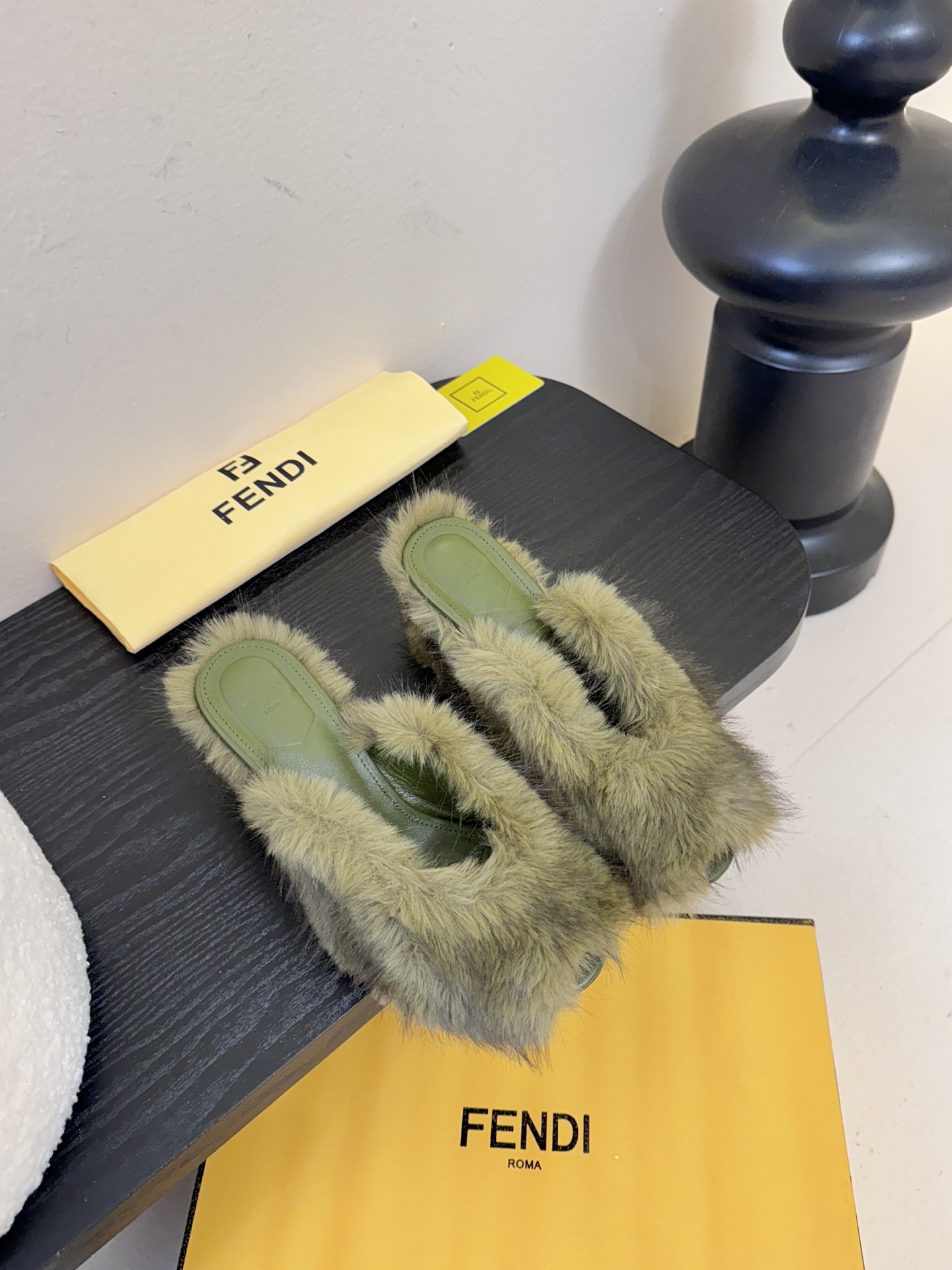 芬迪𝗙𝗘𝗡𝗗𝗜.25走秀主推爆单款，新品上线，芬迪首款“坡跟后跟金属竖条”装饰高跟复古鱼嘴拖鞋，秋冬主推