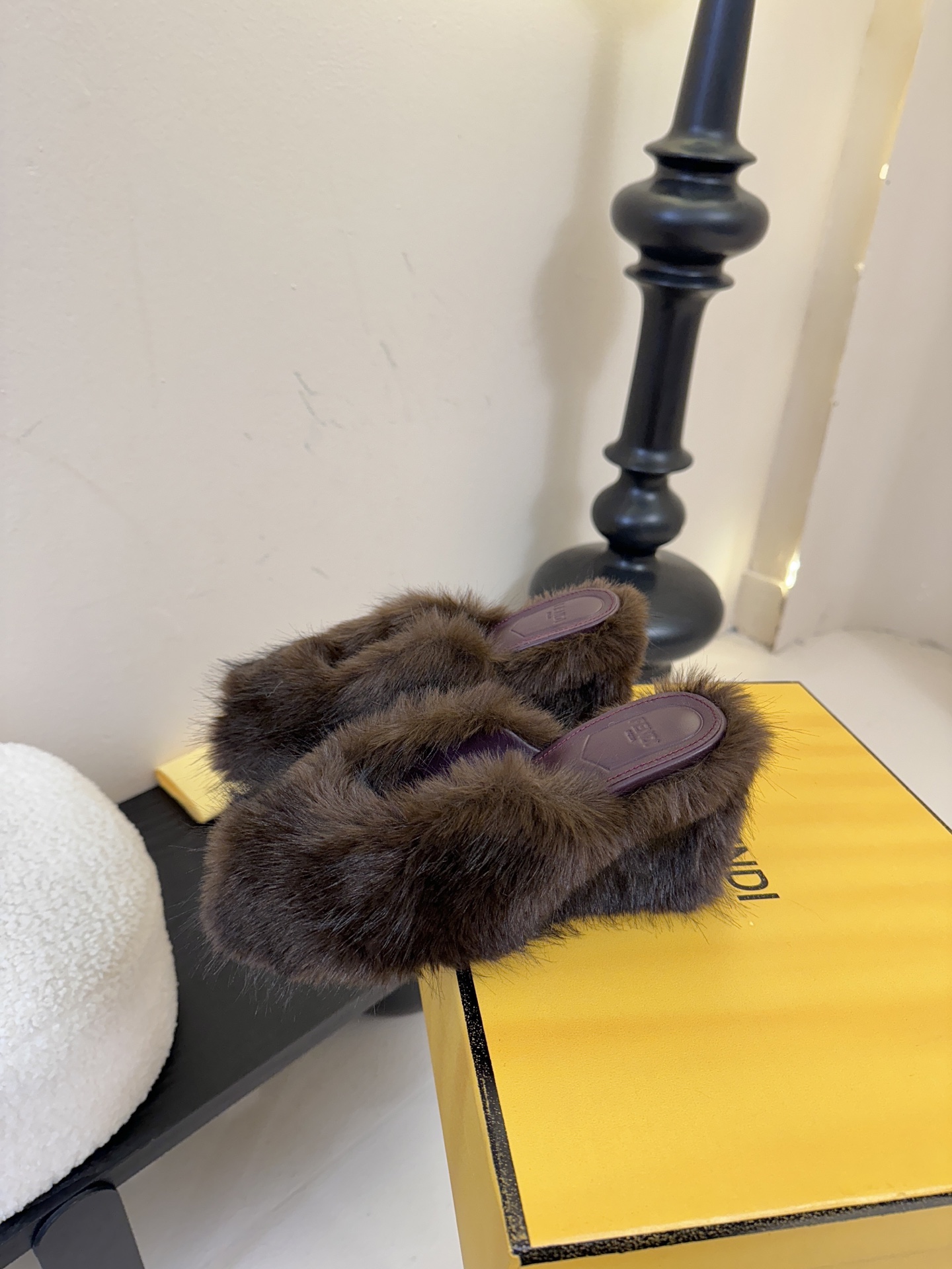 芬迪𝗙𝗘𝗡𝗗𝗜.25走秀主推爆单款，新品上线，芬迪首款“坡跟后跟金属竖条”装饰高跟复古鱼嘴拖鞋，秋冬主推