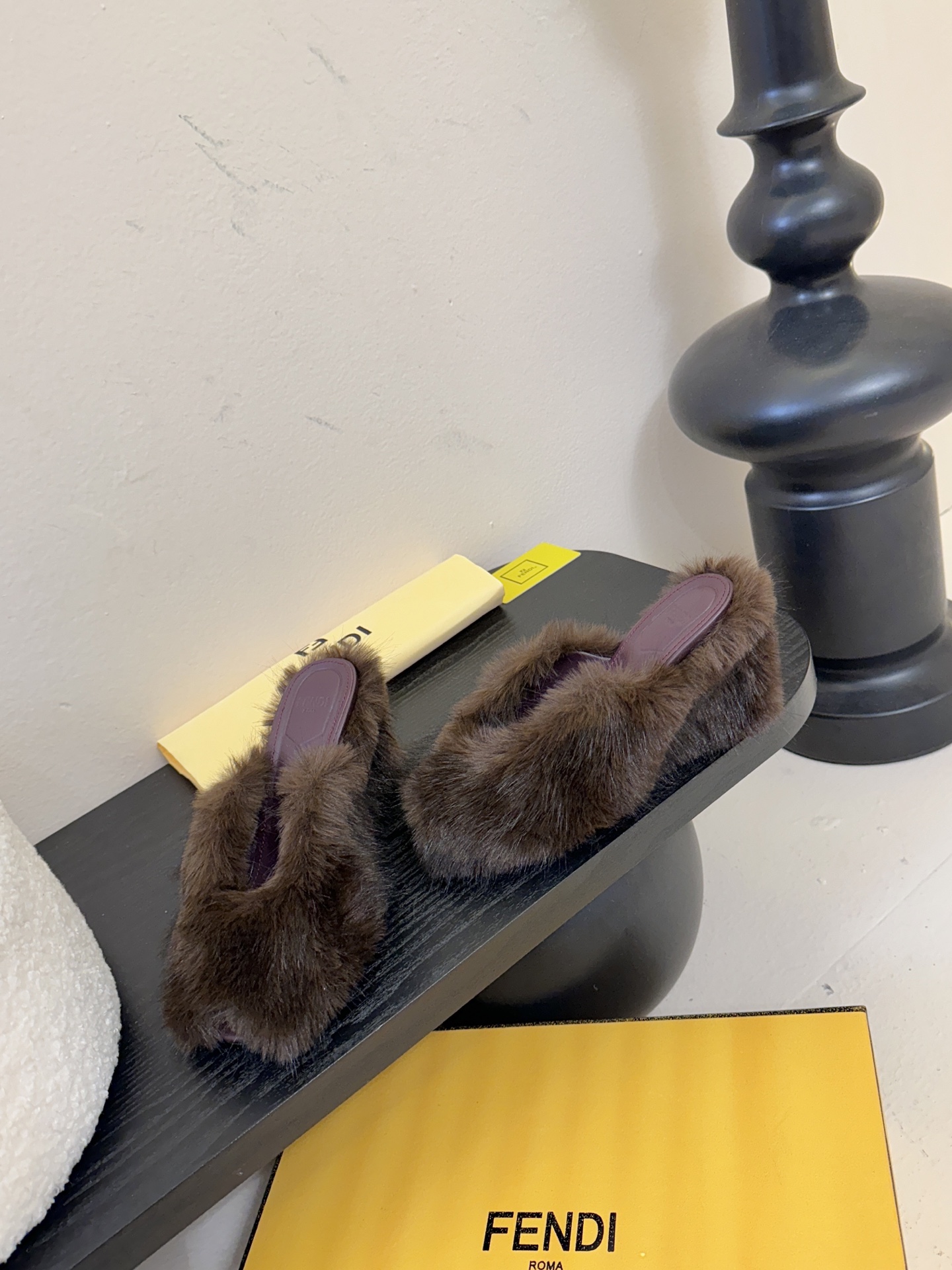 芬迪𝗙𝗘𝗡𝗗𝗜.25走秀主推爆单款，新品上线，芬迪首款“坡跟后跟金属竖条”装饰高跟复古鱼嘴拖鞋，秋冬主推