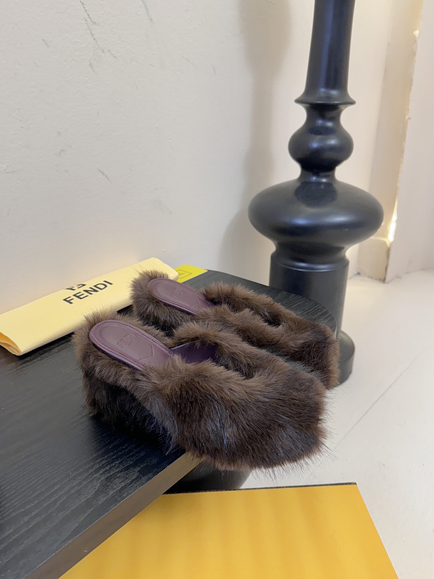 芬迪𝗙𝗘𝗡𝗗𝗜.25走秀主推爆单款，新品上线，芬迪首款“坡跟后跟金属竖条”装饰高跟复古鱼嘴拖鞋，秋冬主推