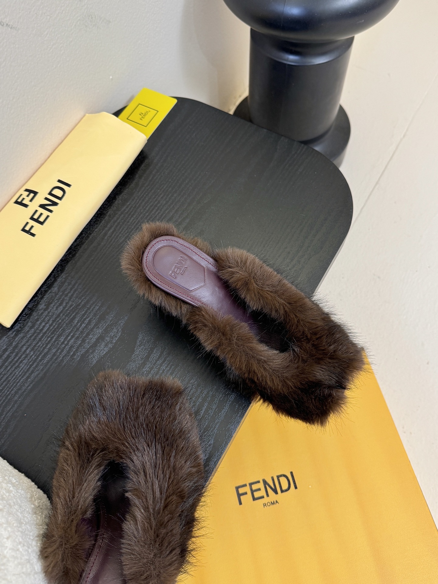 芬迪𝗙𝗘𝗡𝗗𝗜.25走秀主推爆单款，新品上线，芬迪首款“坡跟后跟金属竖条”装饰高跟复古鱼嘴拖鞋，秋冬主推